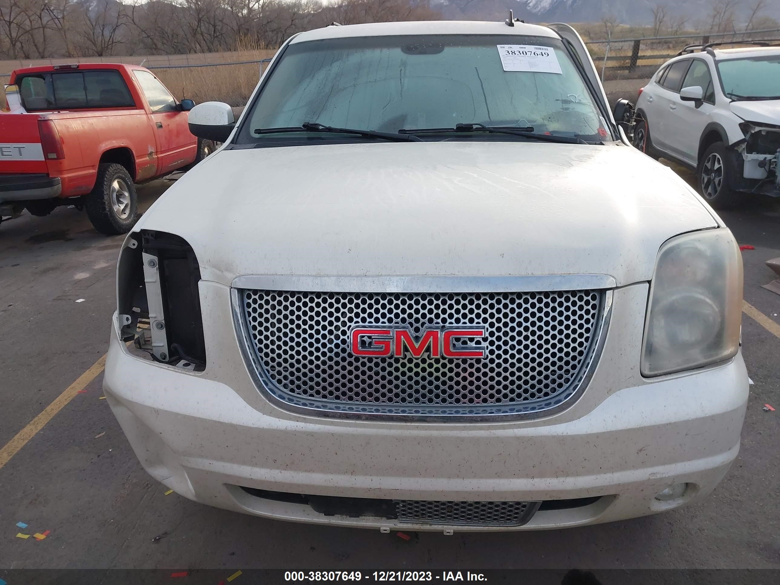 Photo 12 VIN: 1GKFK03229R286688 - GMC YUKON 