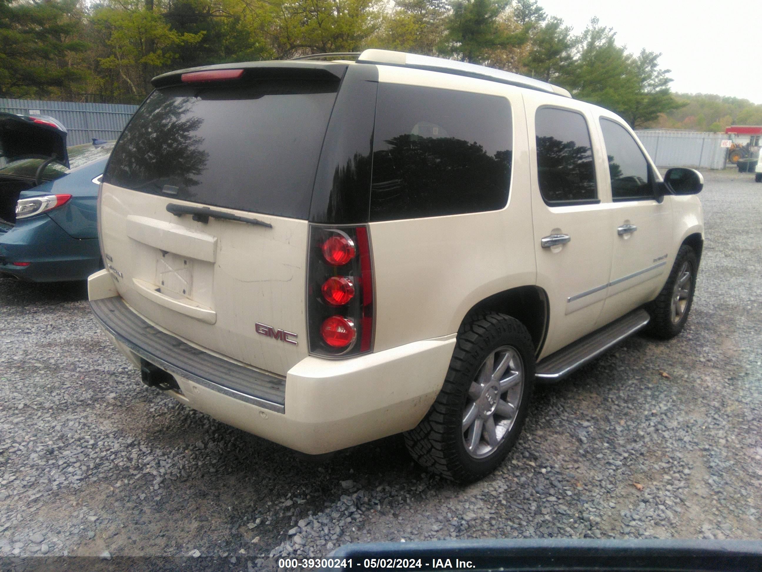 Photo 3 VIN: 1GKFK03229R287355 - GMC YUKON 