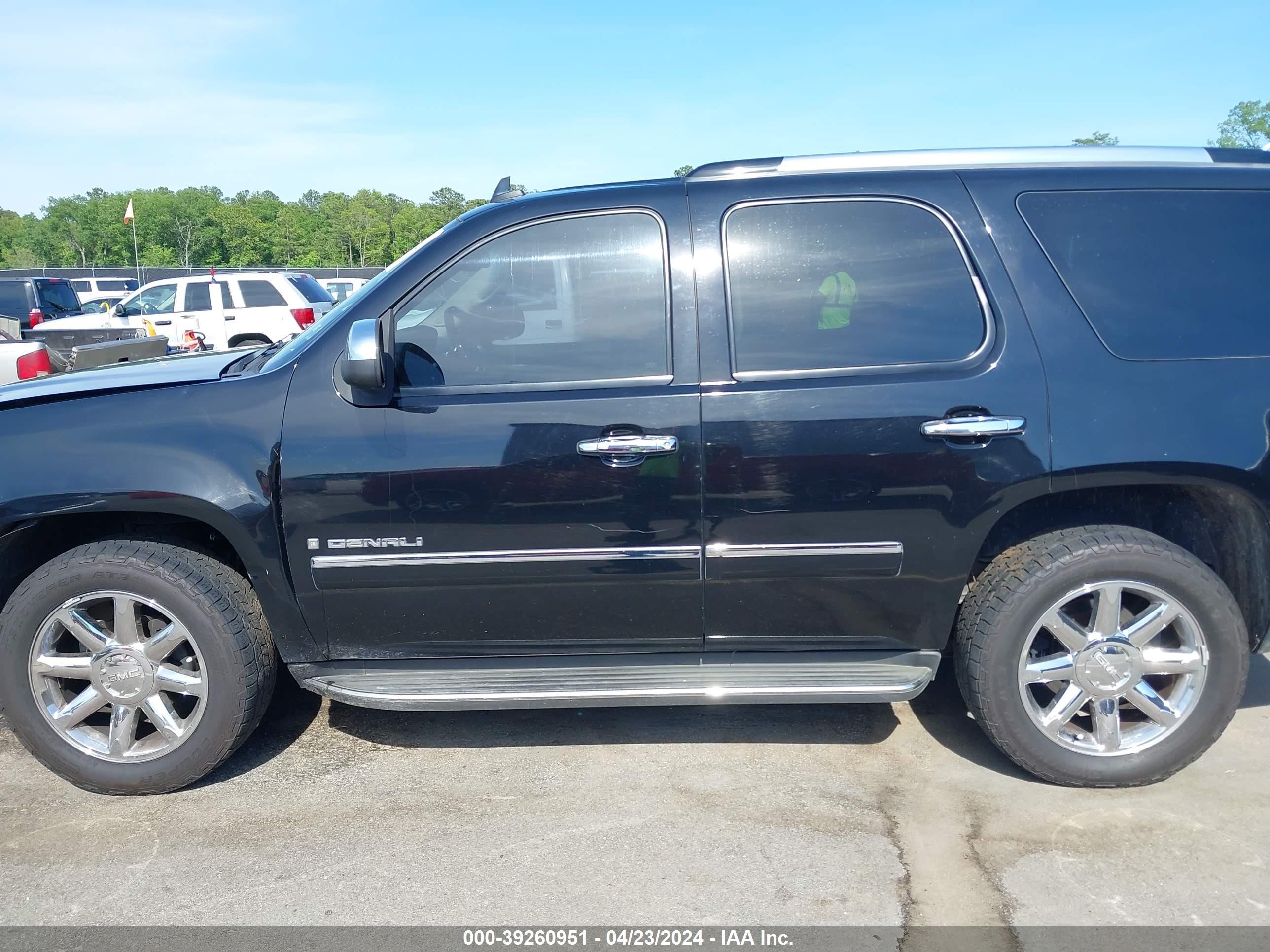 Photo 13 VIN: 1GKFK03239R253974 - GMC YUKON 