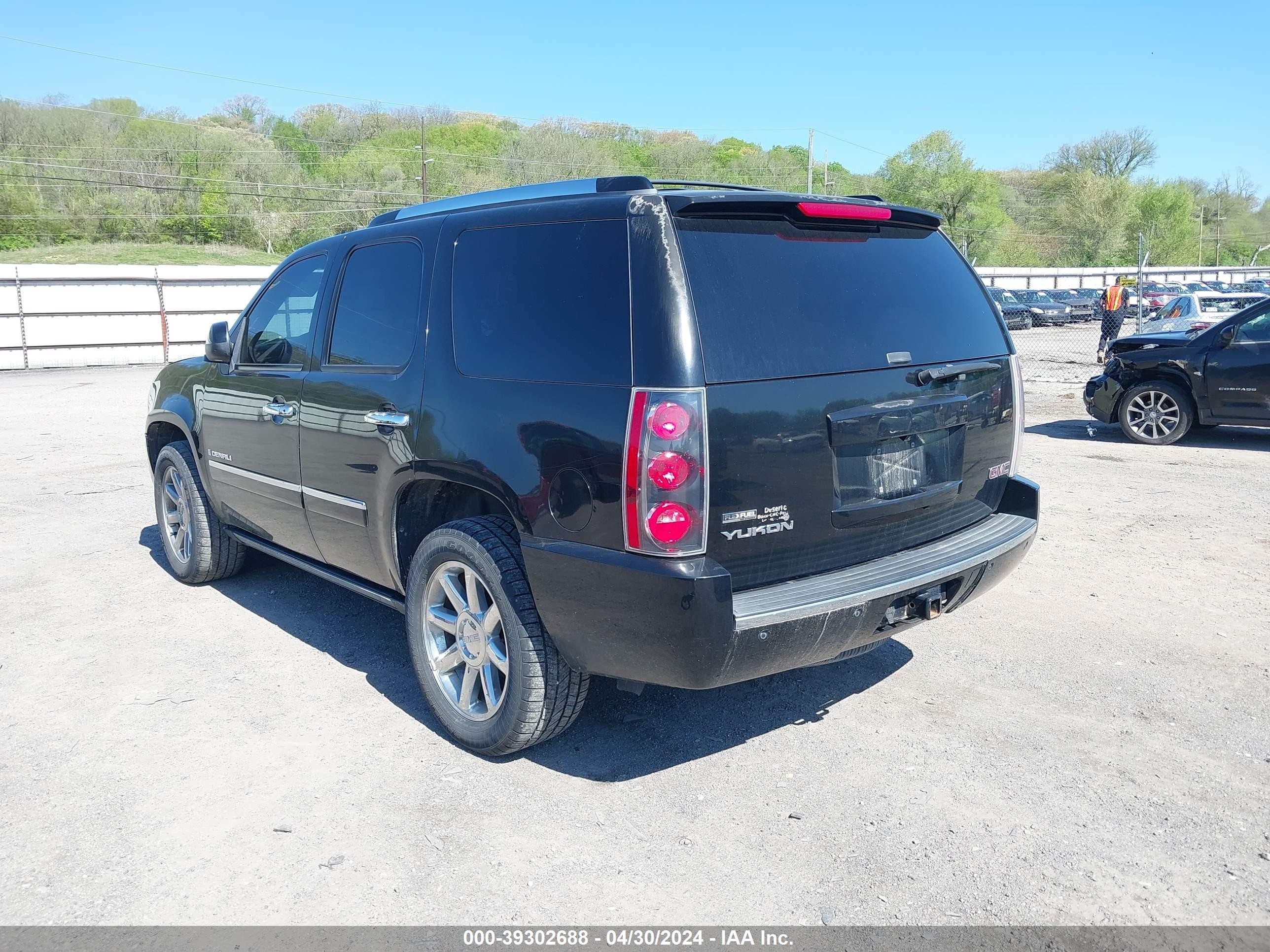 Photo 2 VIN: 1GKFK032X9R189755 - GMC YUKON 