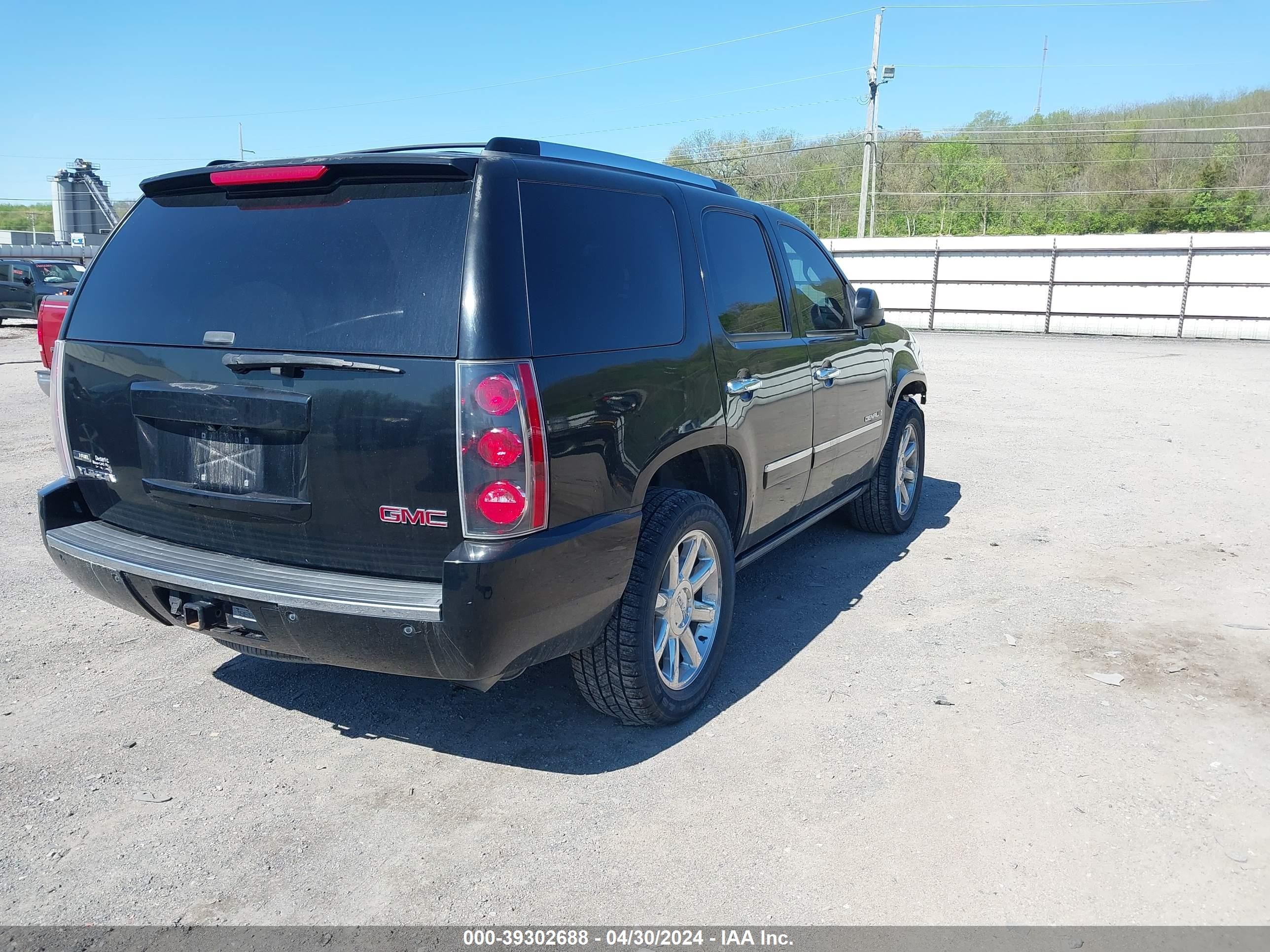 Photo 3 VIN: 1GKFK032X9R189755 - GMC YUKON 