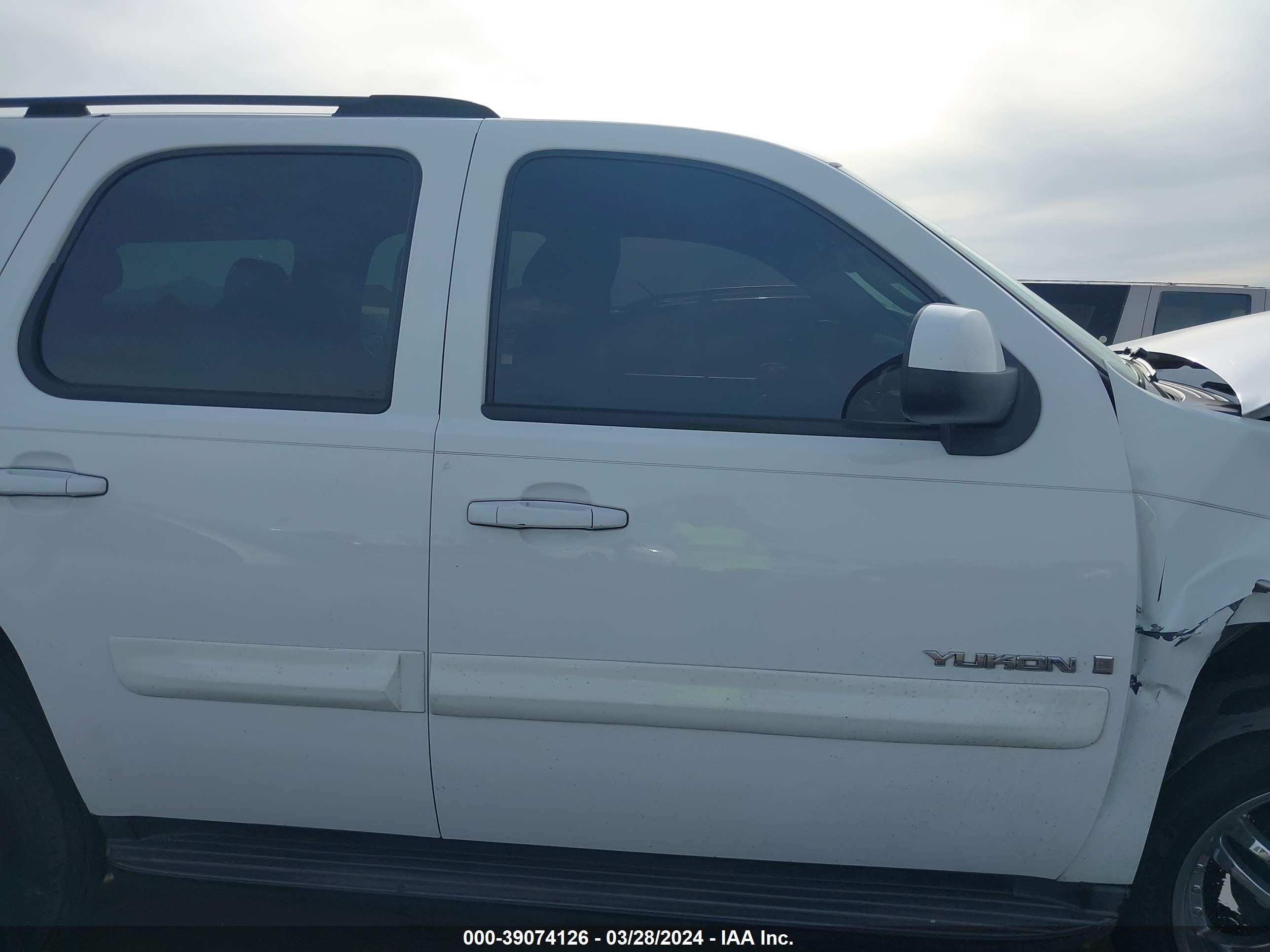 Photo 12 VIN: 1GKFK13007R238432 - GMC YUKON 