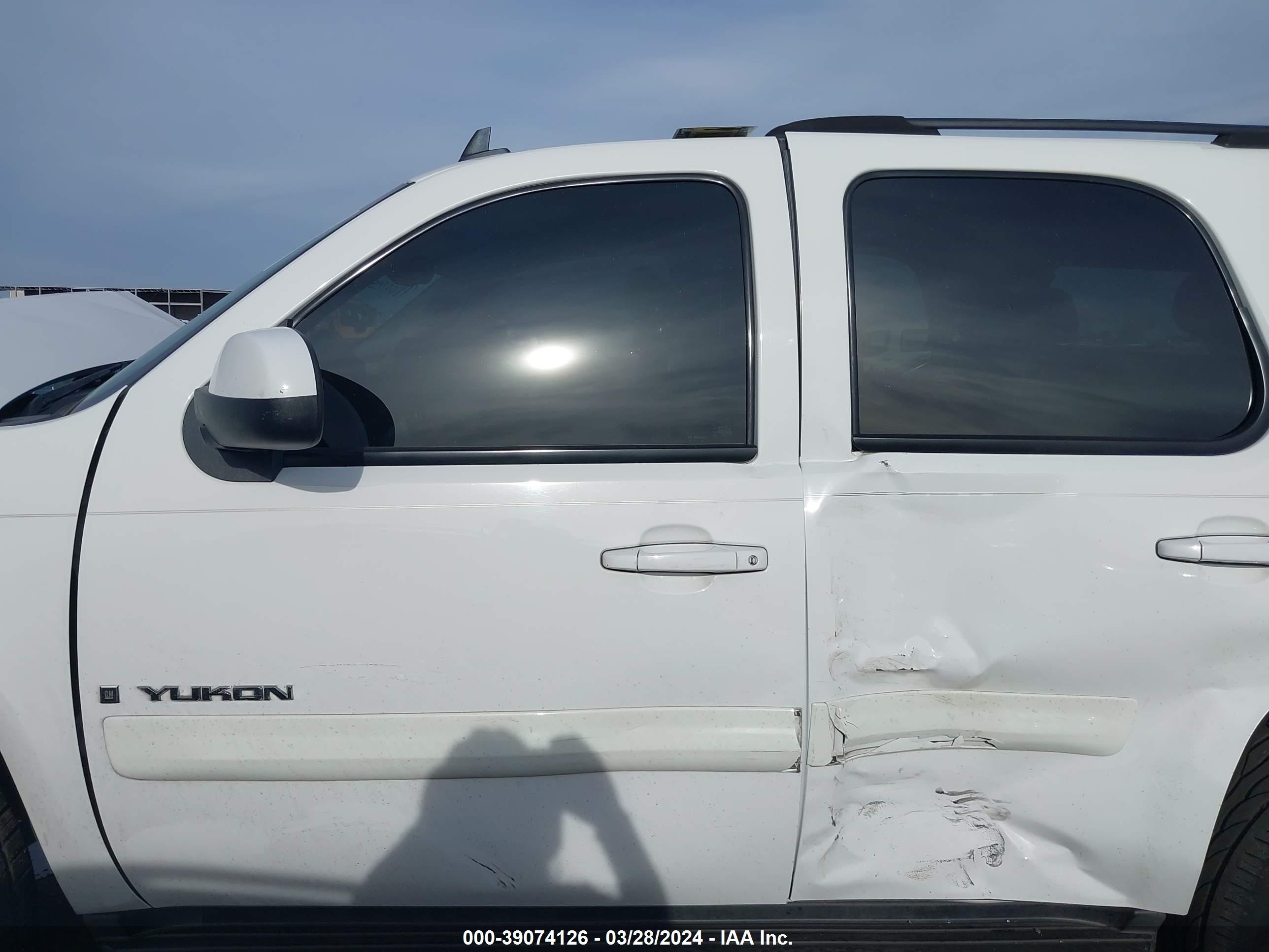 Photo 13 VIN: 1GKFK13007R238432 - GMC YUKON 