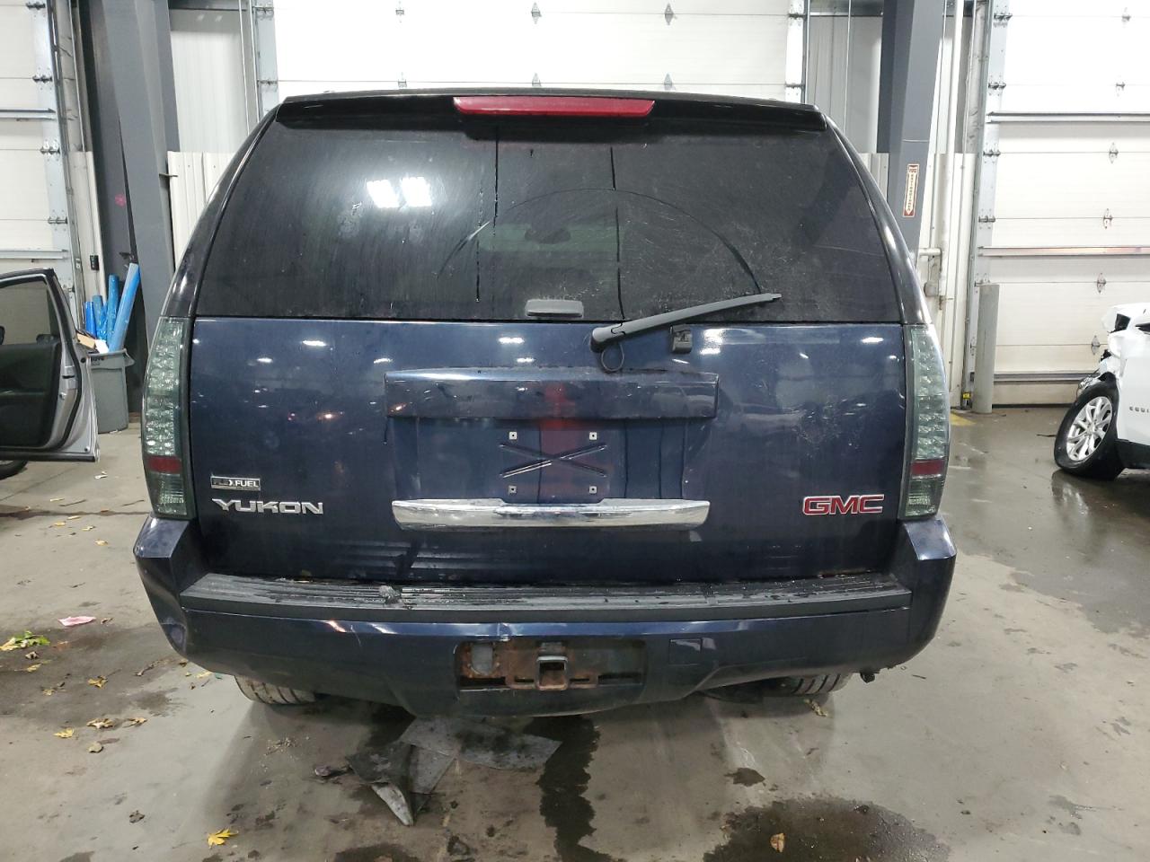 Photo 5 VIN: 1GKFK13007R254467 - GMC YUKON 