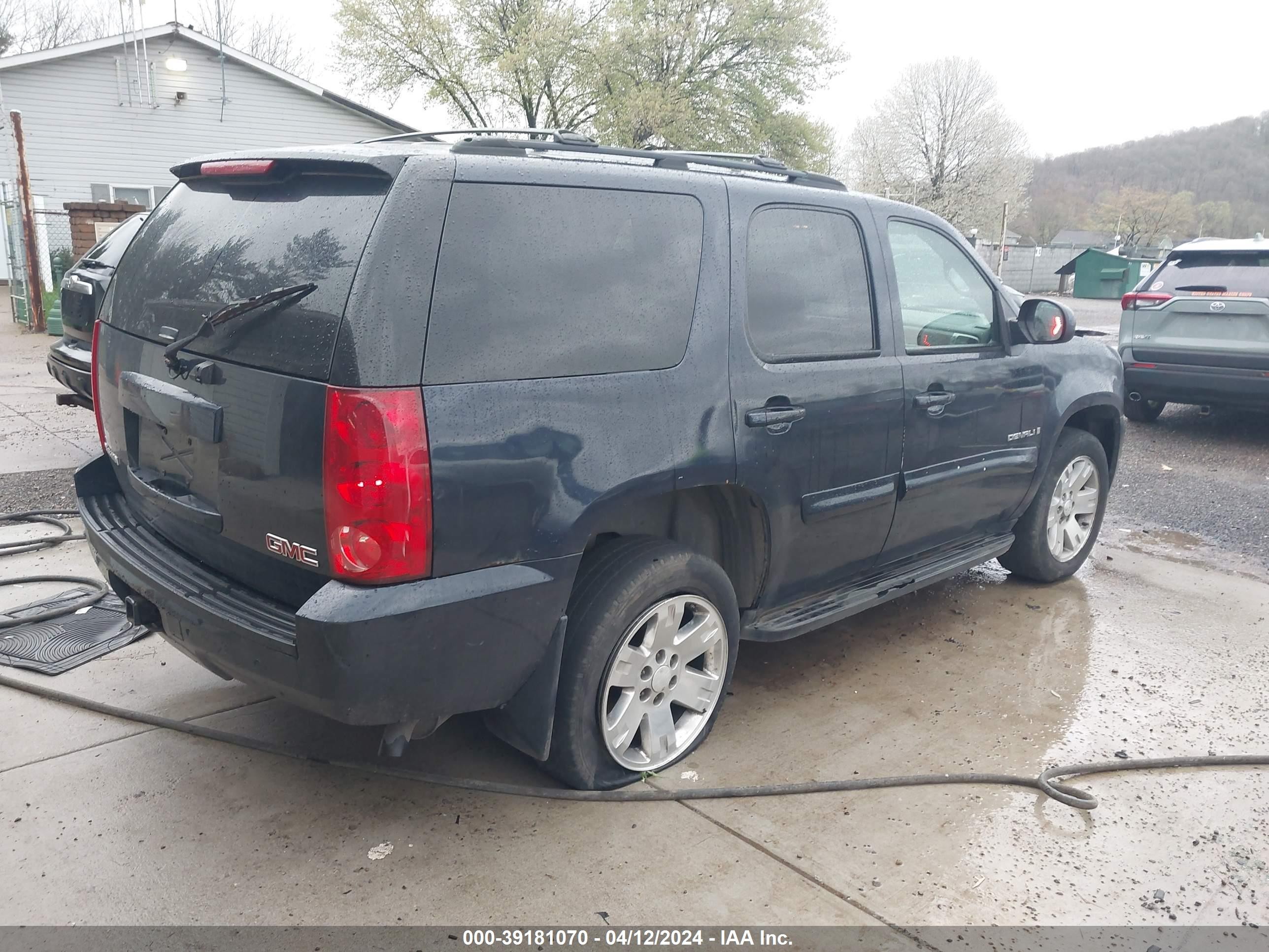 Photo 3 VIN: 1GKFK13017J115799 - GMC YUKON 