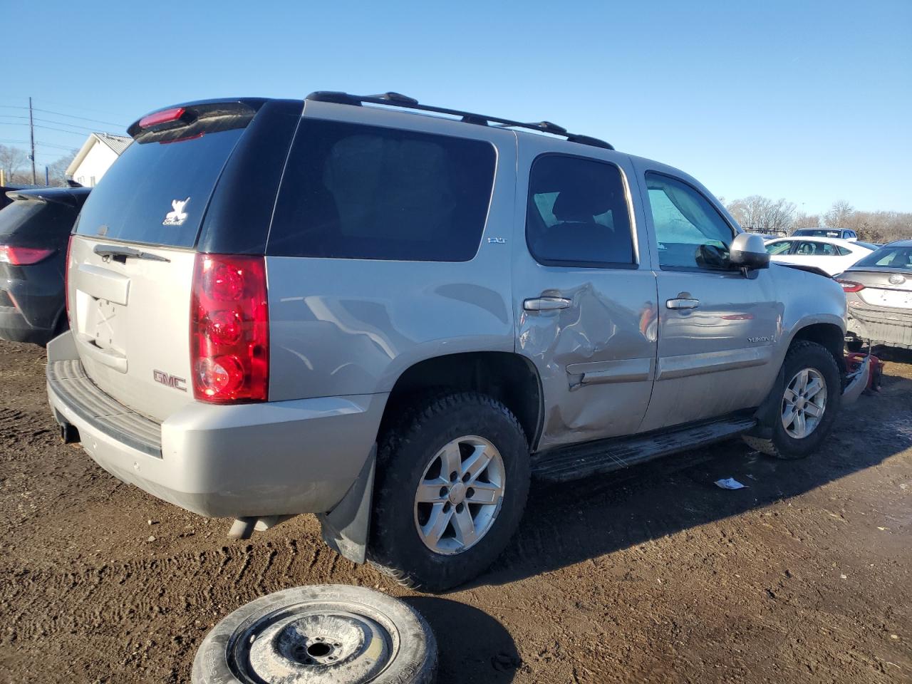 Photo 2 VIN: 1GKFK13017J246781 - GMC YUKON 