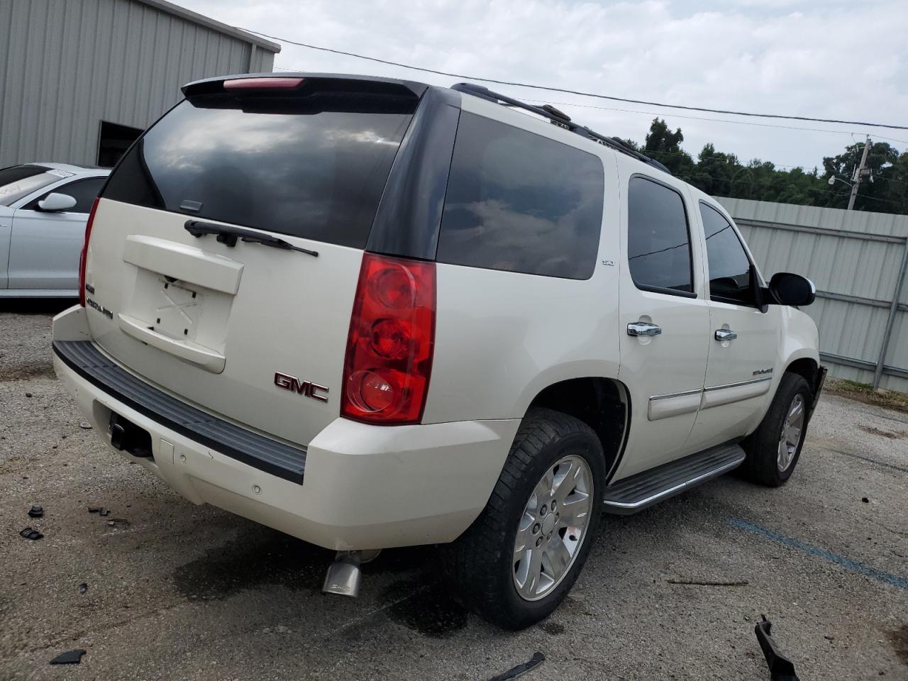 Photo 2 VIN: 1GKFK13018R185127 - GMC YUKON 