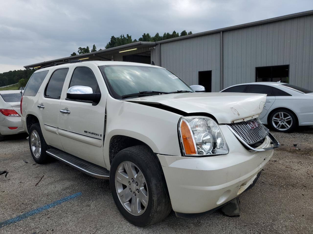 Photo 3 VIN: 1GKFK13018R185127 - GMC YUKON 