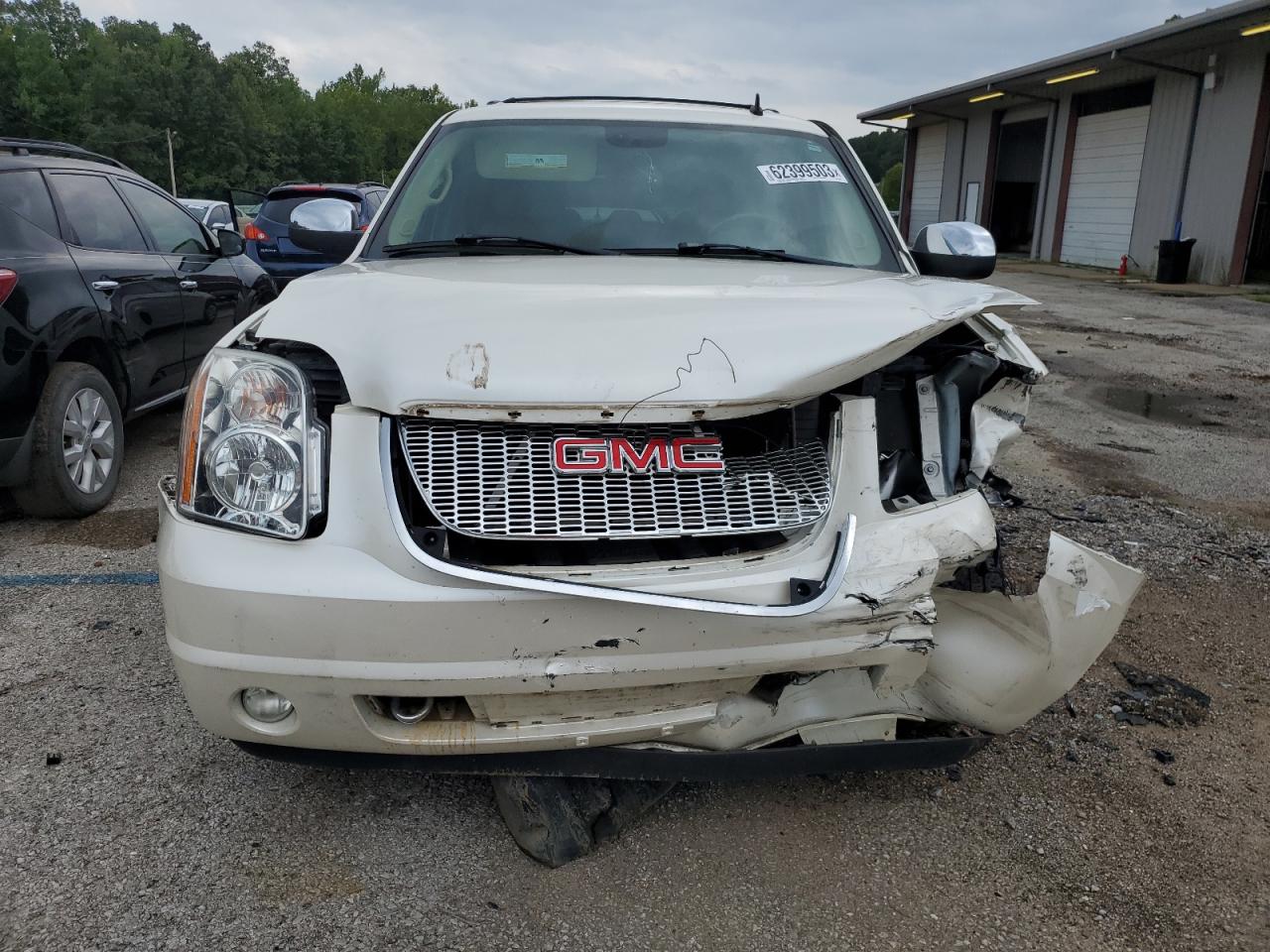 Photo 4 VIN: 1GKFK13018R185127 - GMC YUKON 