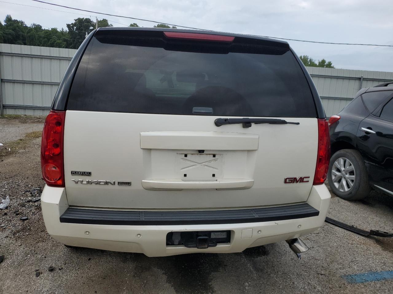 Photo 5 VIN: 1GKFK13018R185127 - GMC YUKON 