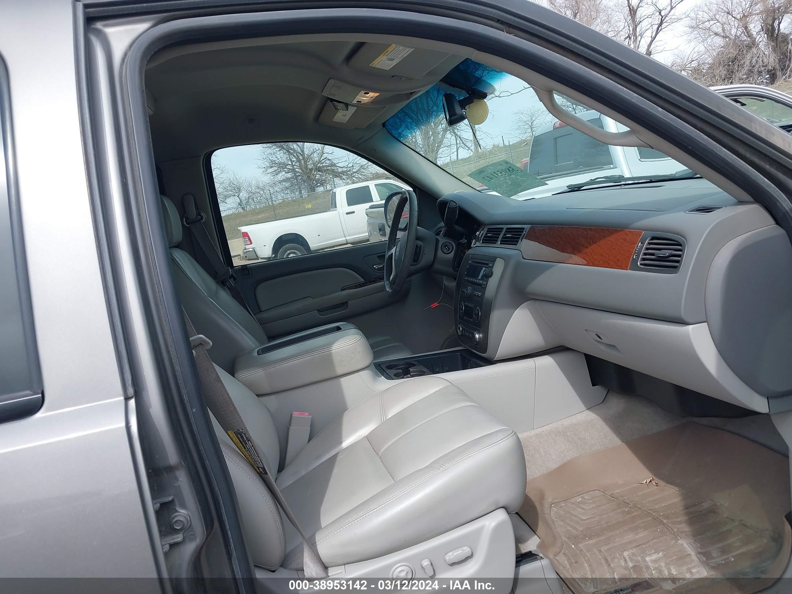 Photo 4 VIN: 1GKFK13027J141182 - GMC YUKON 