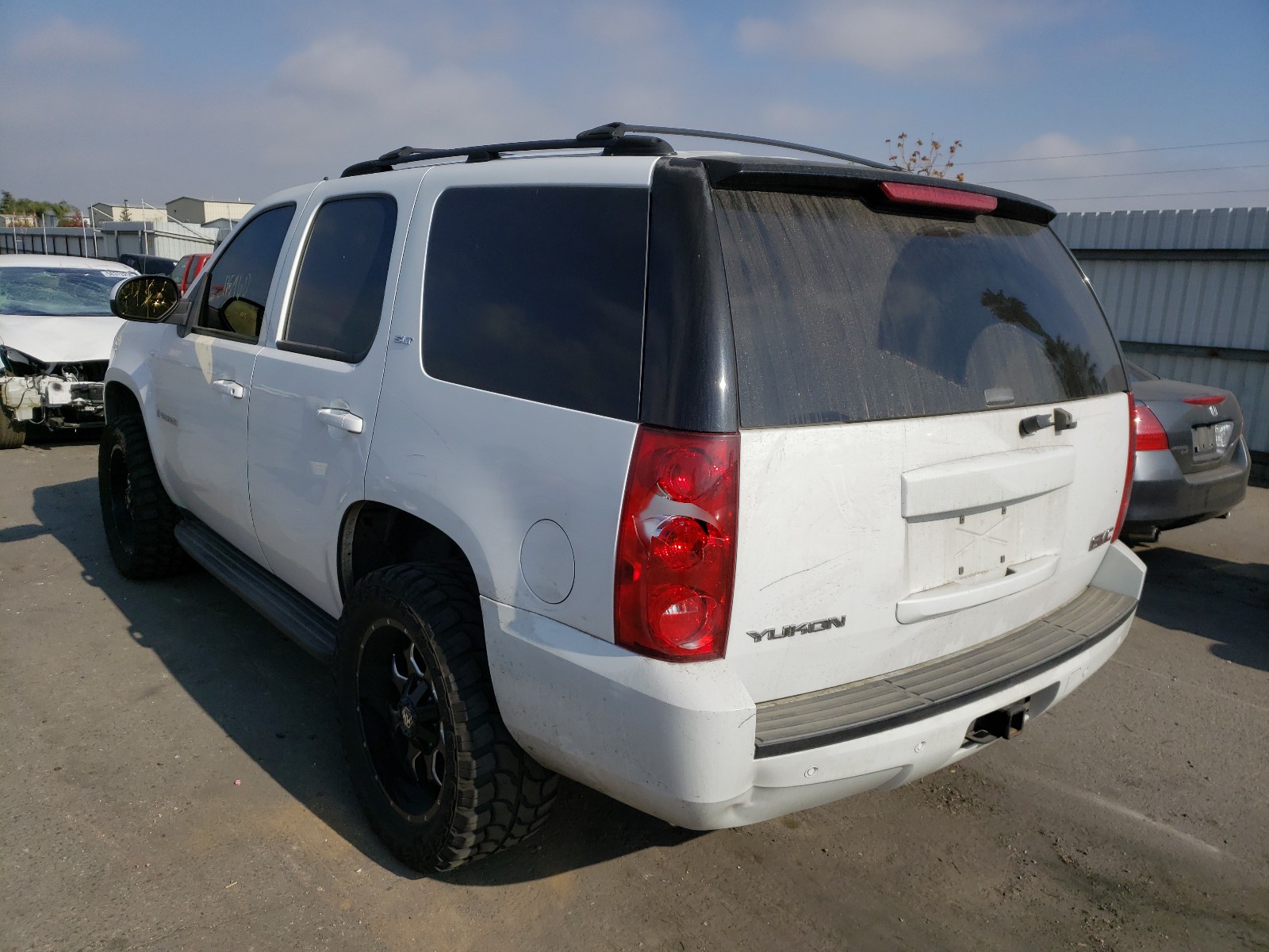 Photo 2 VIN: 1GKFK13027R128580 - GMC YUKON 