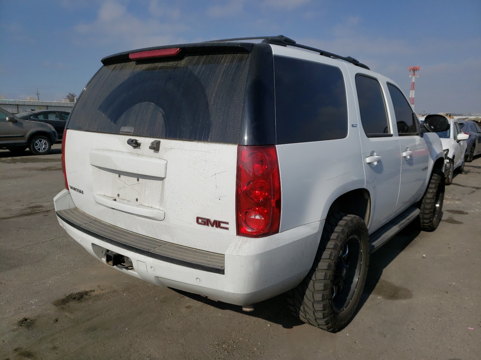 Photo 3 VIN: 1GKFK13027R128580 - GMC YUKON 