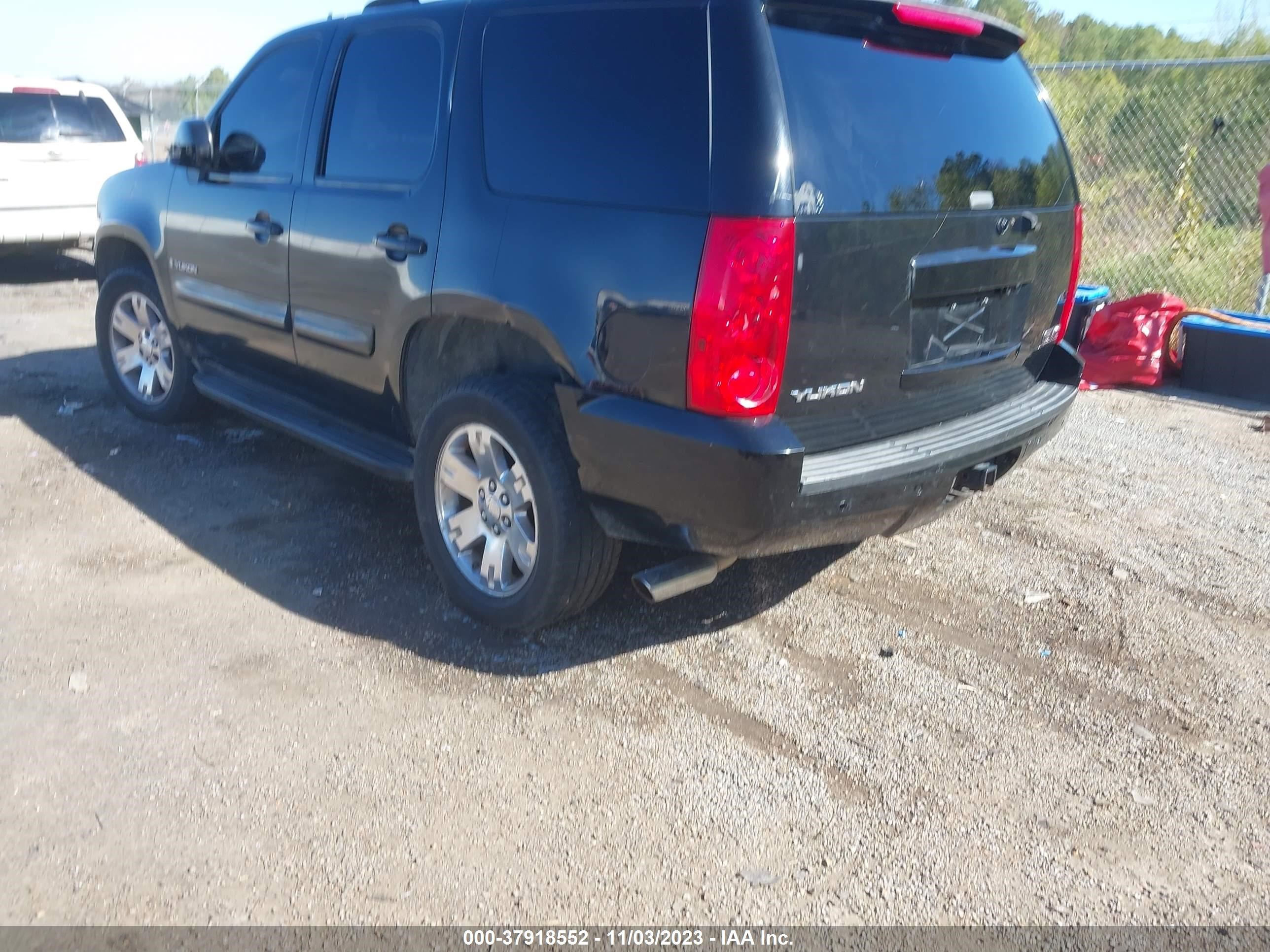 Photo 2 VIN: 1GKFK13037R185032 - GMC YUKON 