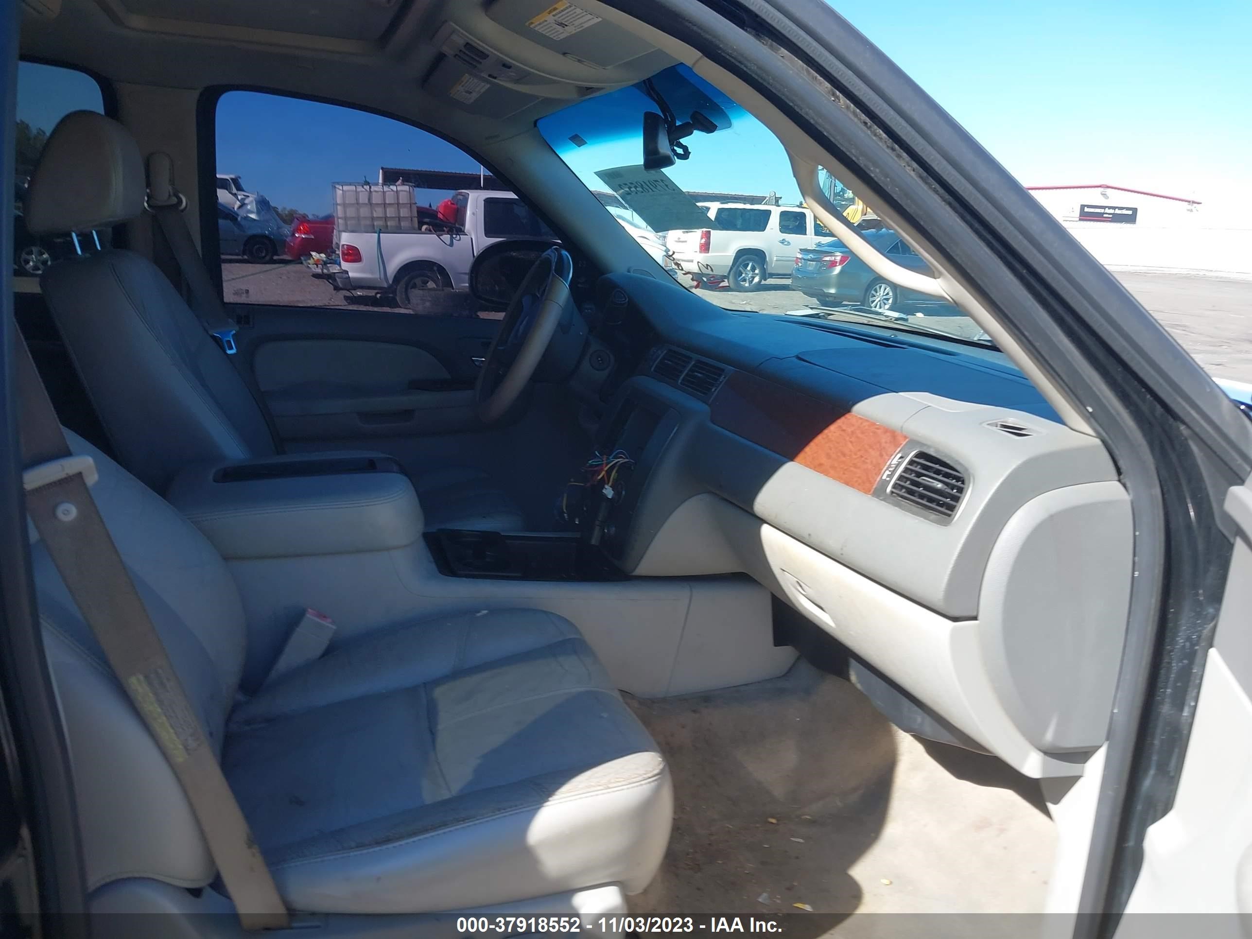 Photo 4 VIN: 1GKFK13037R185032 - GMC YUKON 