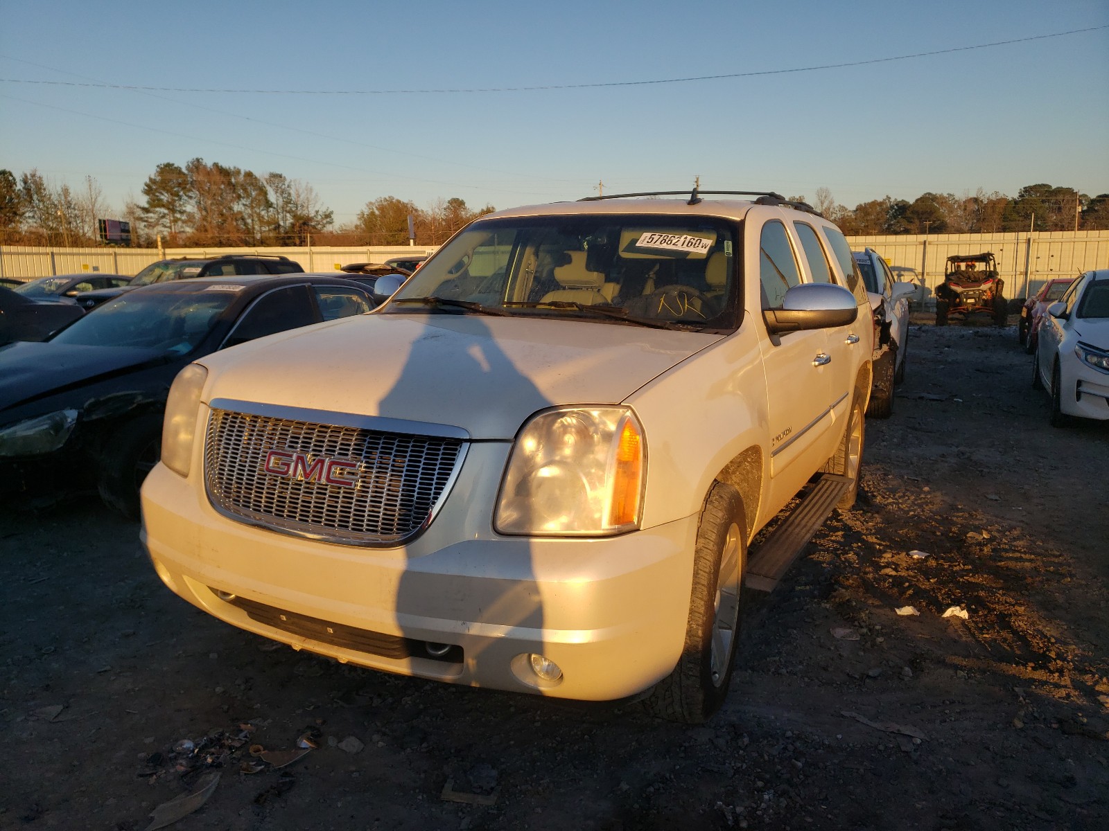 Photo 1 VIN: 1GKFK13038R213767 - GMC YUKON 