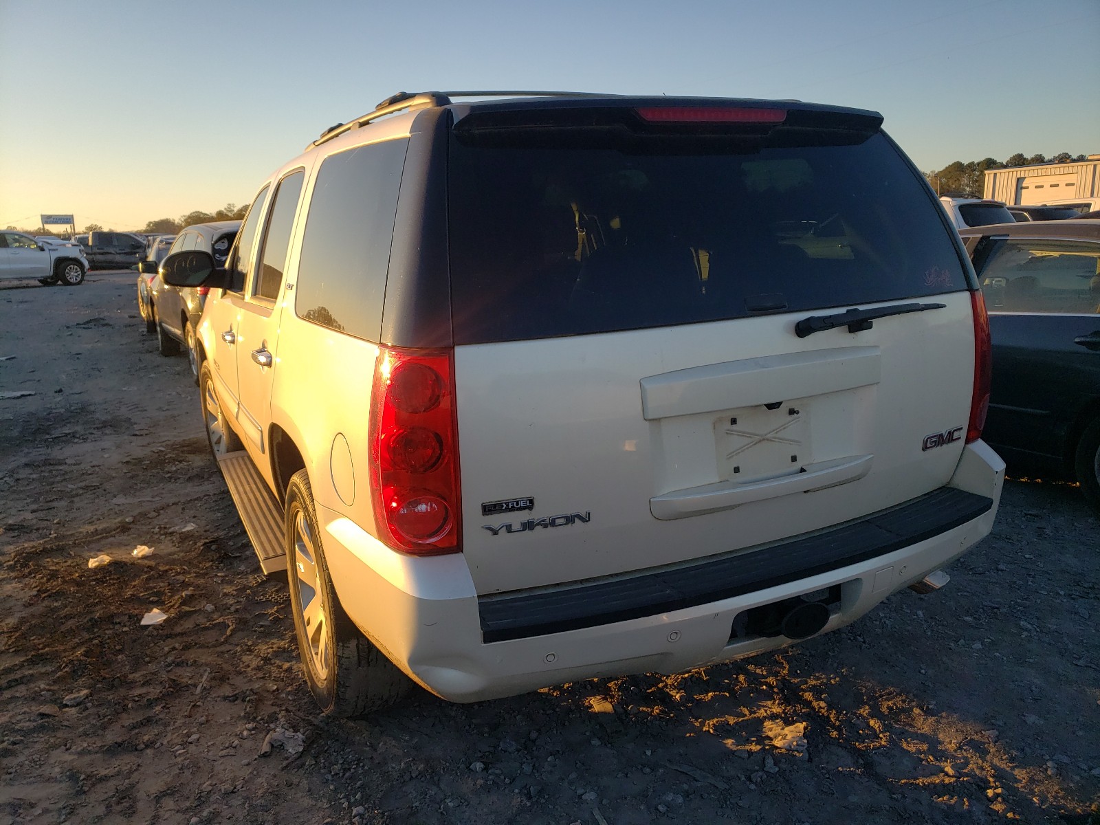 Photo 2 VIN: 1GKFK13038R213767 - GMC YUKON 