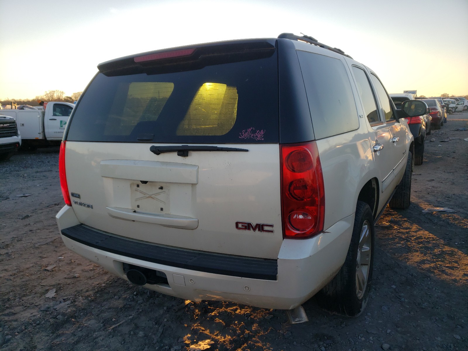 Photo 3 VIN: 1GKFK13038R213767 - GMC YUKON 