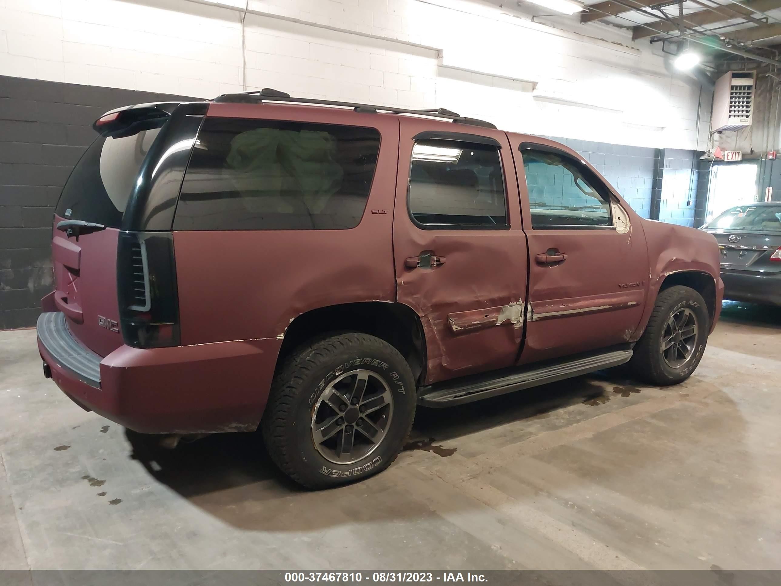 Photo 3 VIN: 1GKFK13047R210570 - GMC YUKON 