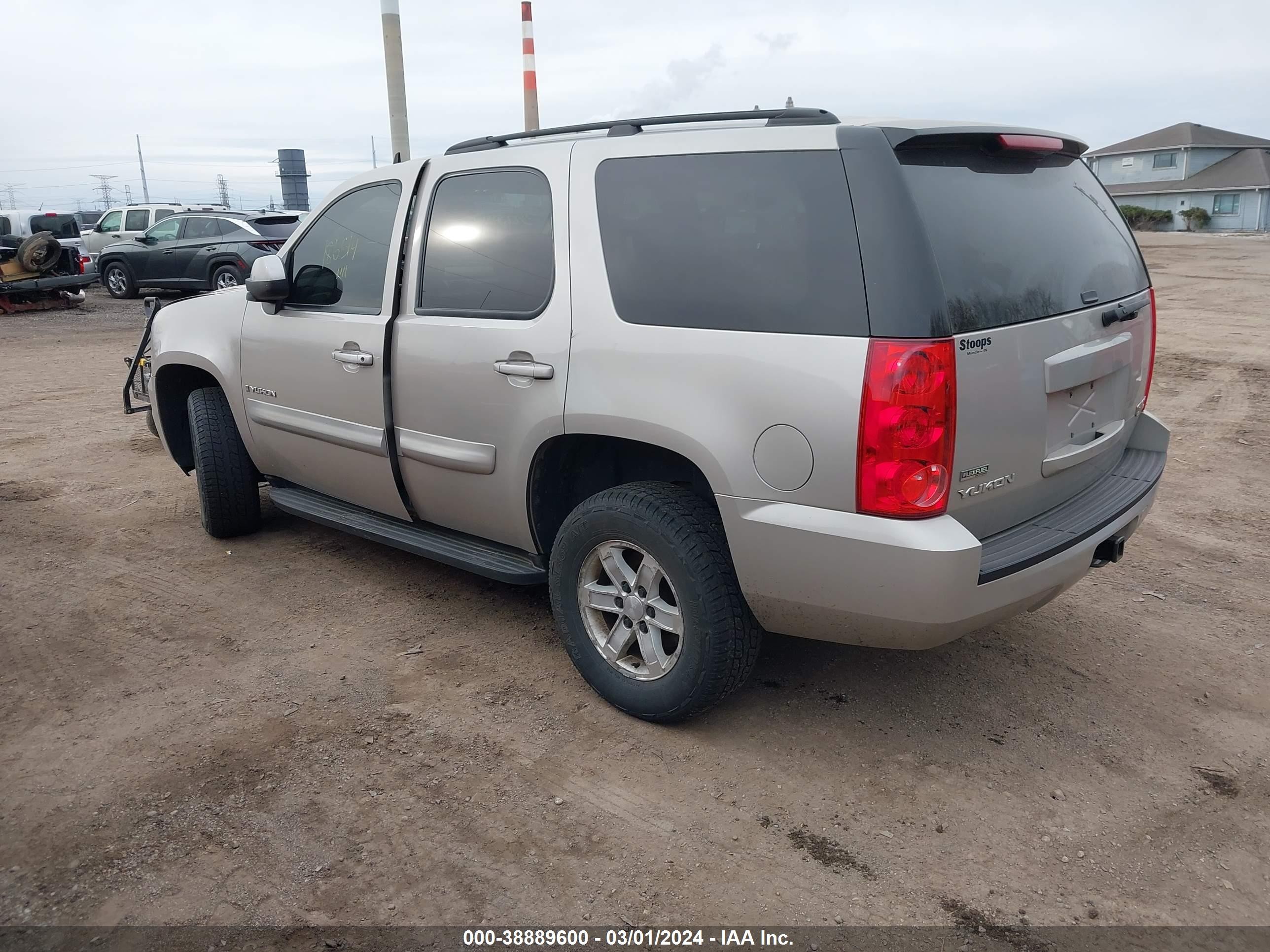 Photo 2 VIN: 1GKFK13048R102354 - GMC YUKON 