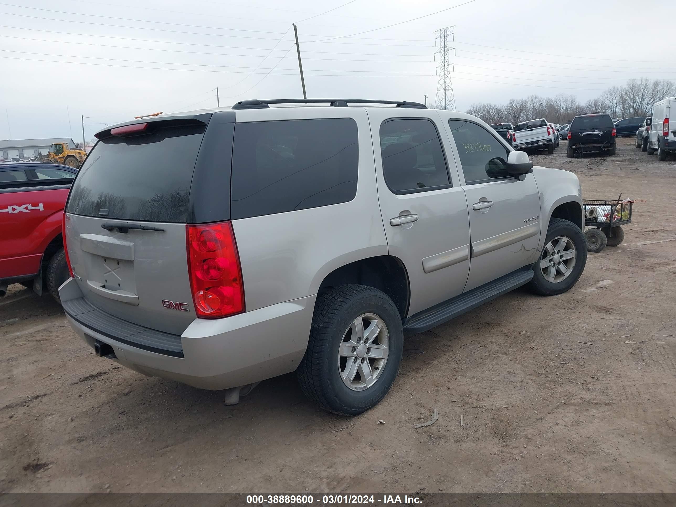 Photo 3 VIN: 1GKFK13048R102354 - GMC YUKON 