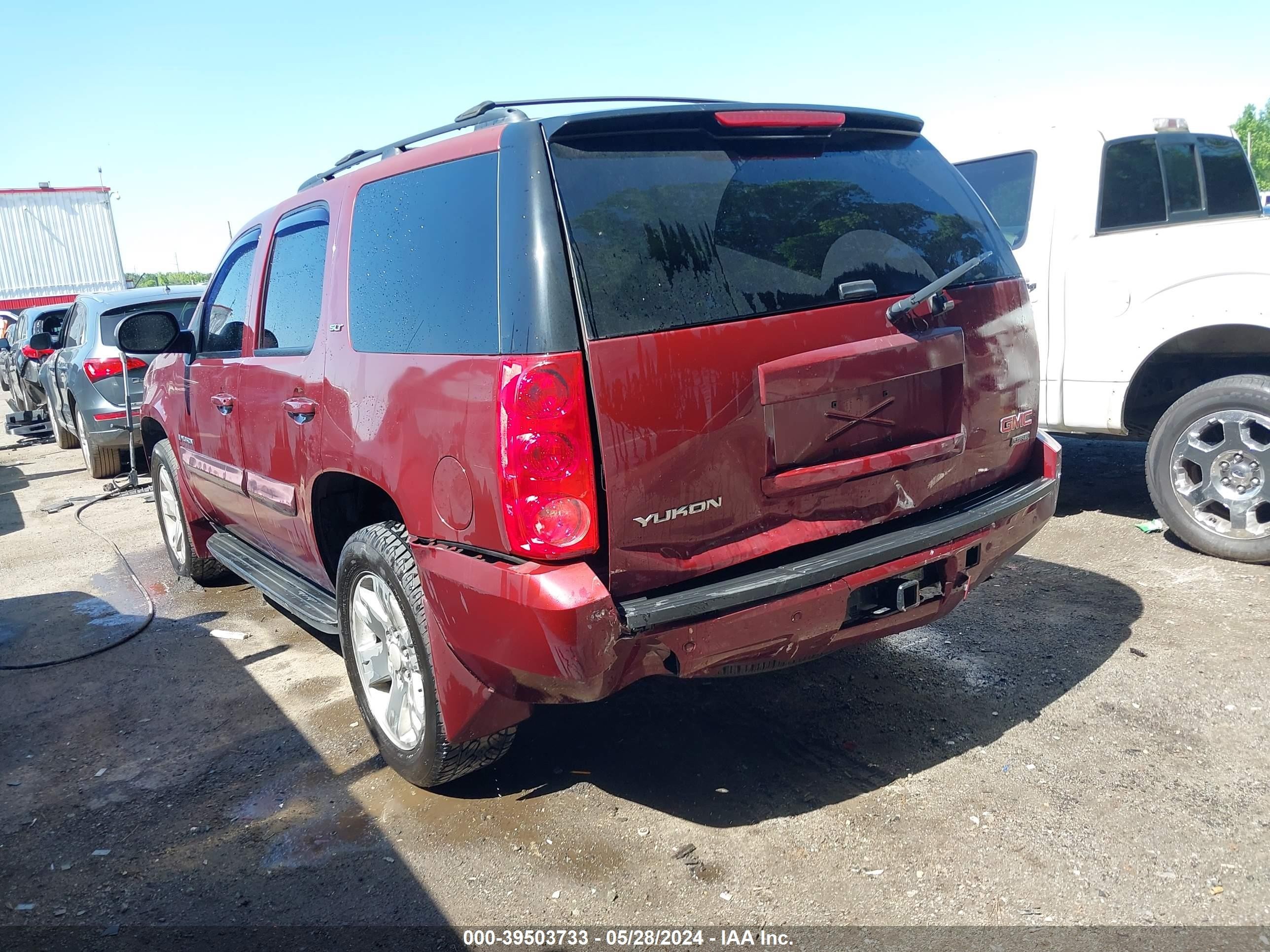 Photo 2 VIN: 1GKFK13068J105769 - GMC YUKON 