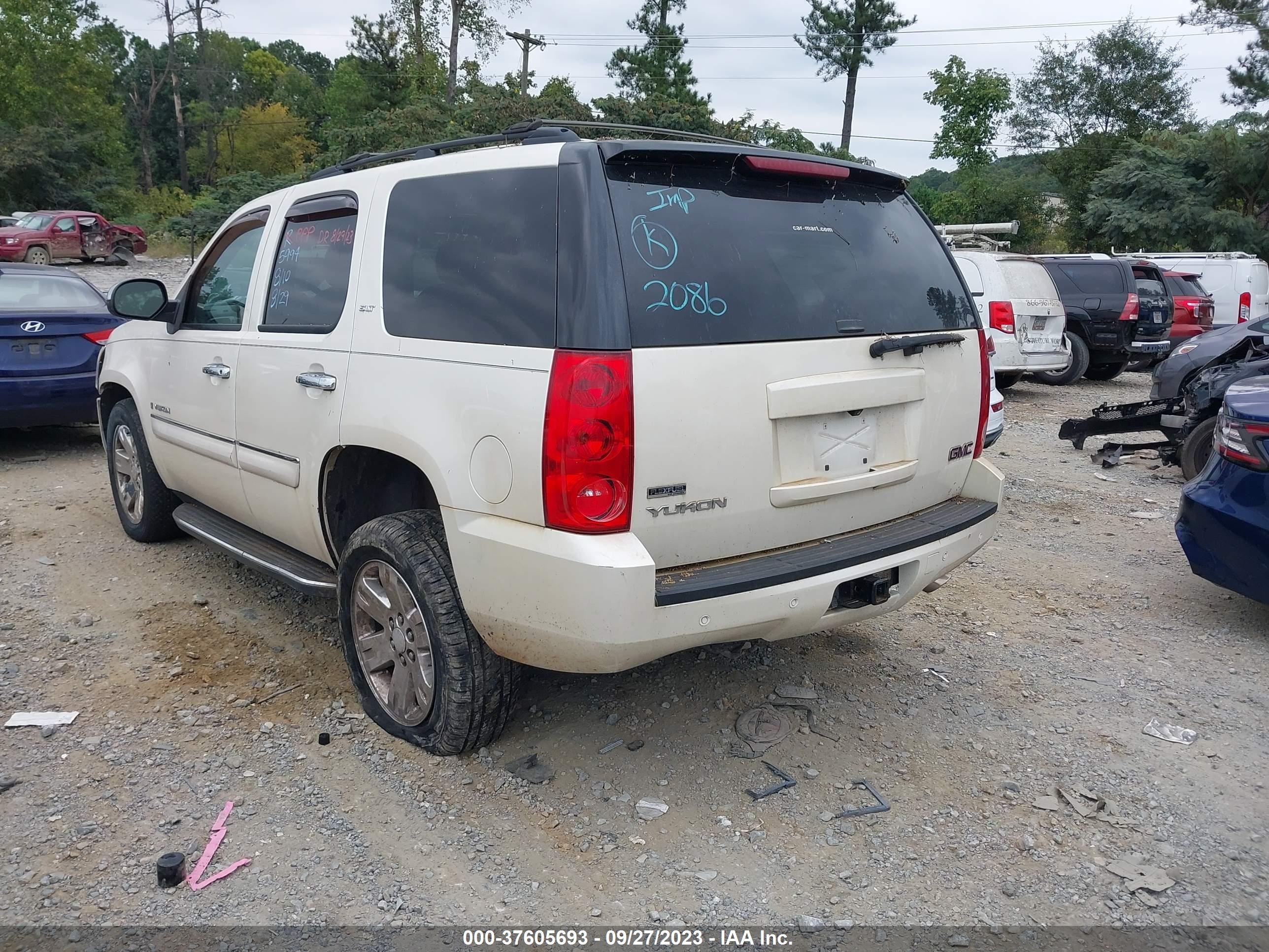 Photo 2 VIN: 1GKFK13098R182086 - GMC YUKON 