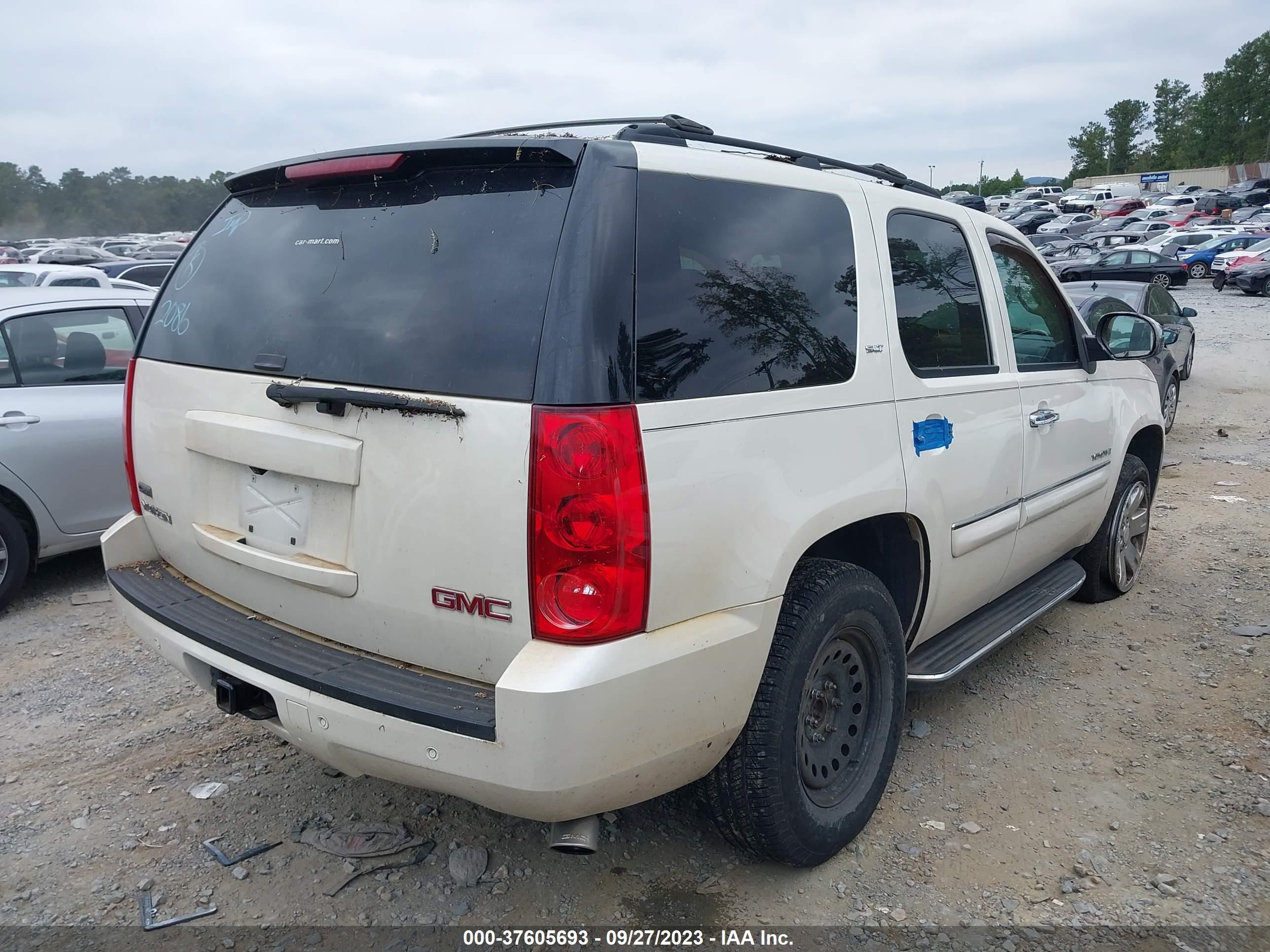 Photo 3 VIN: 1GKFK13098R182086 - GMC YUKON 