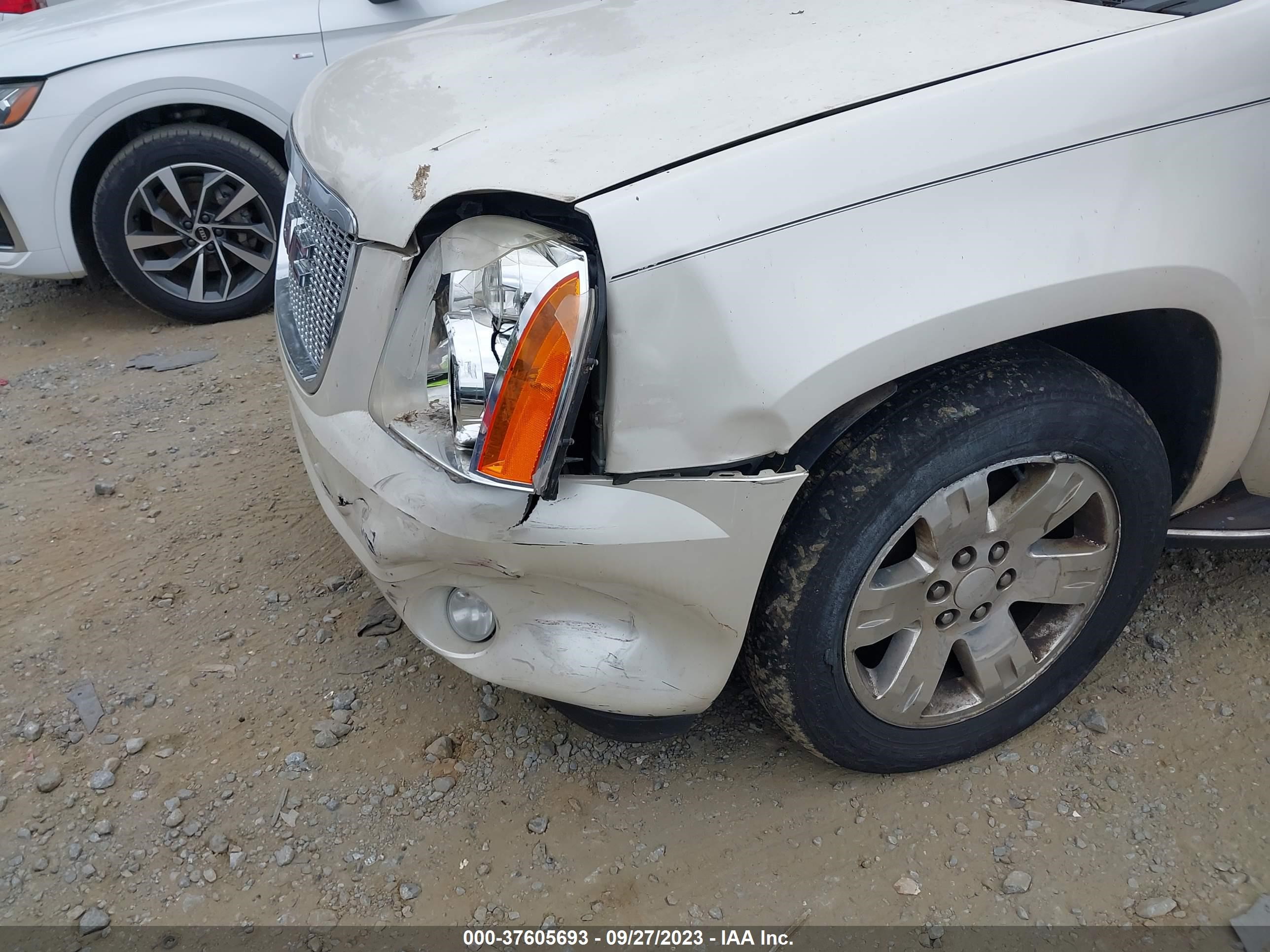 Photo 5 VIN: 1GKFK13098R182086 - GMC YUKON 