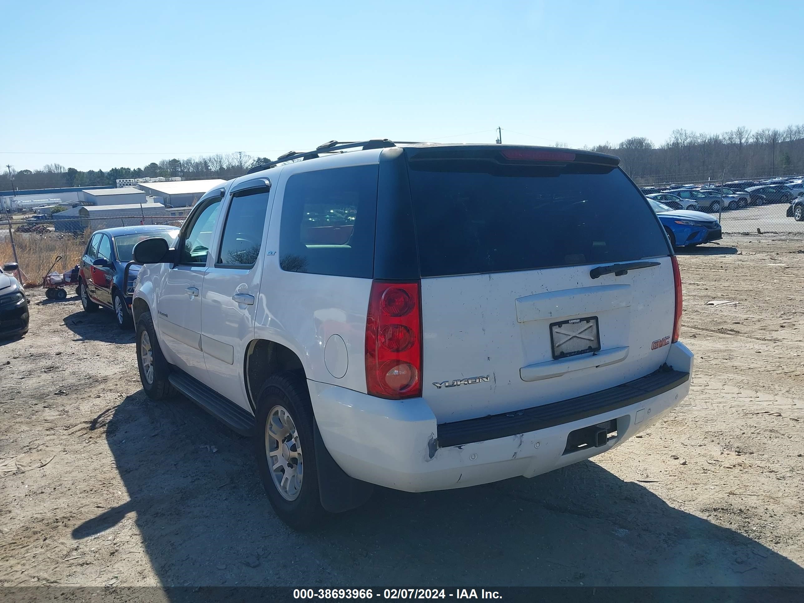 Photo 2 VIN: 1GKFK130X7R123854 - GMC YUKON 