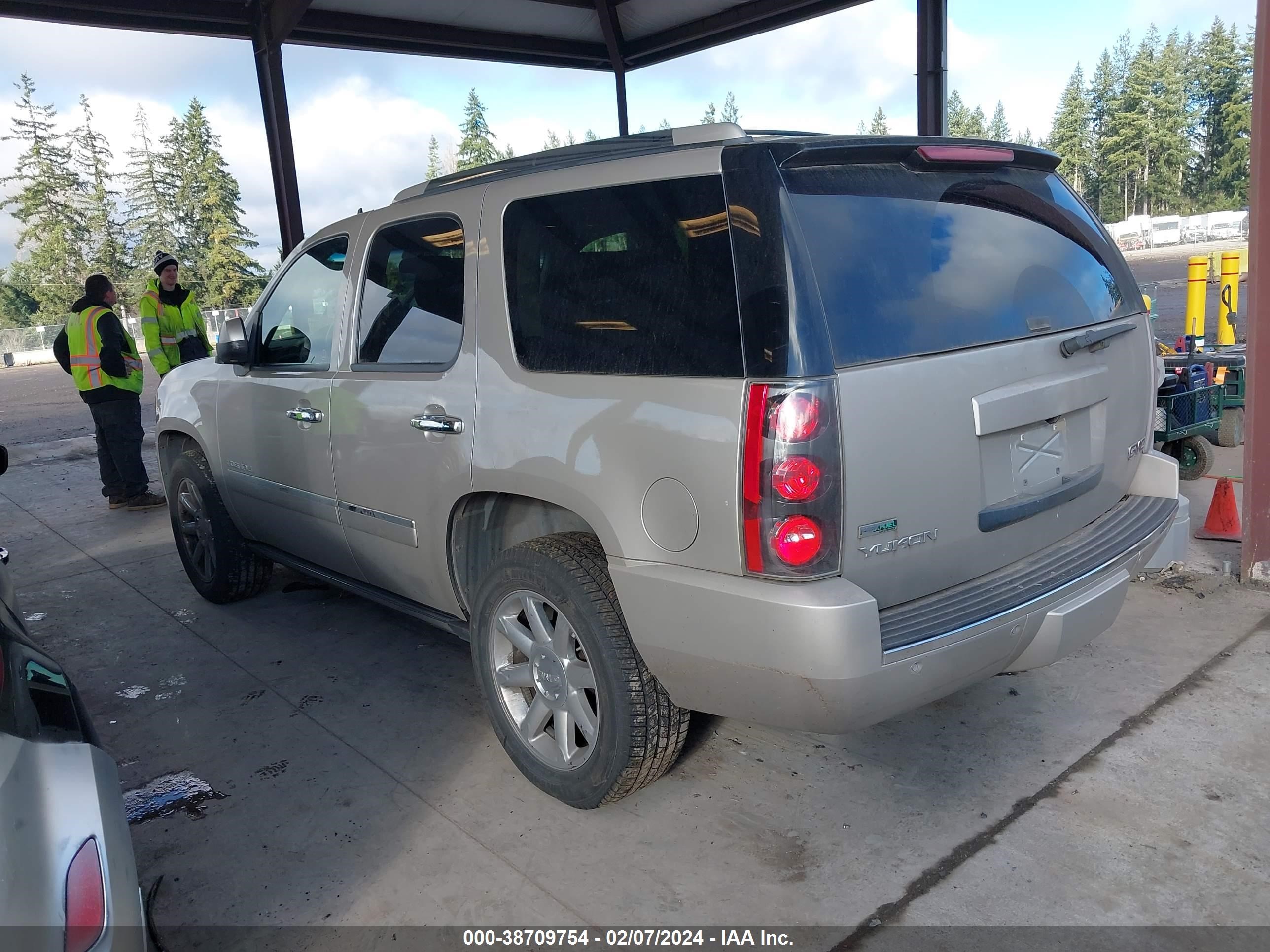 Photo 2 VIN: 1GKFK13279R133309 - GMC YUKON 