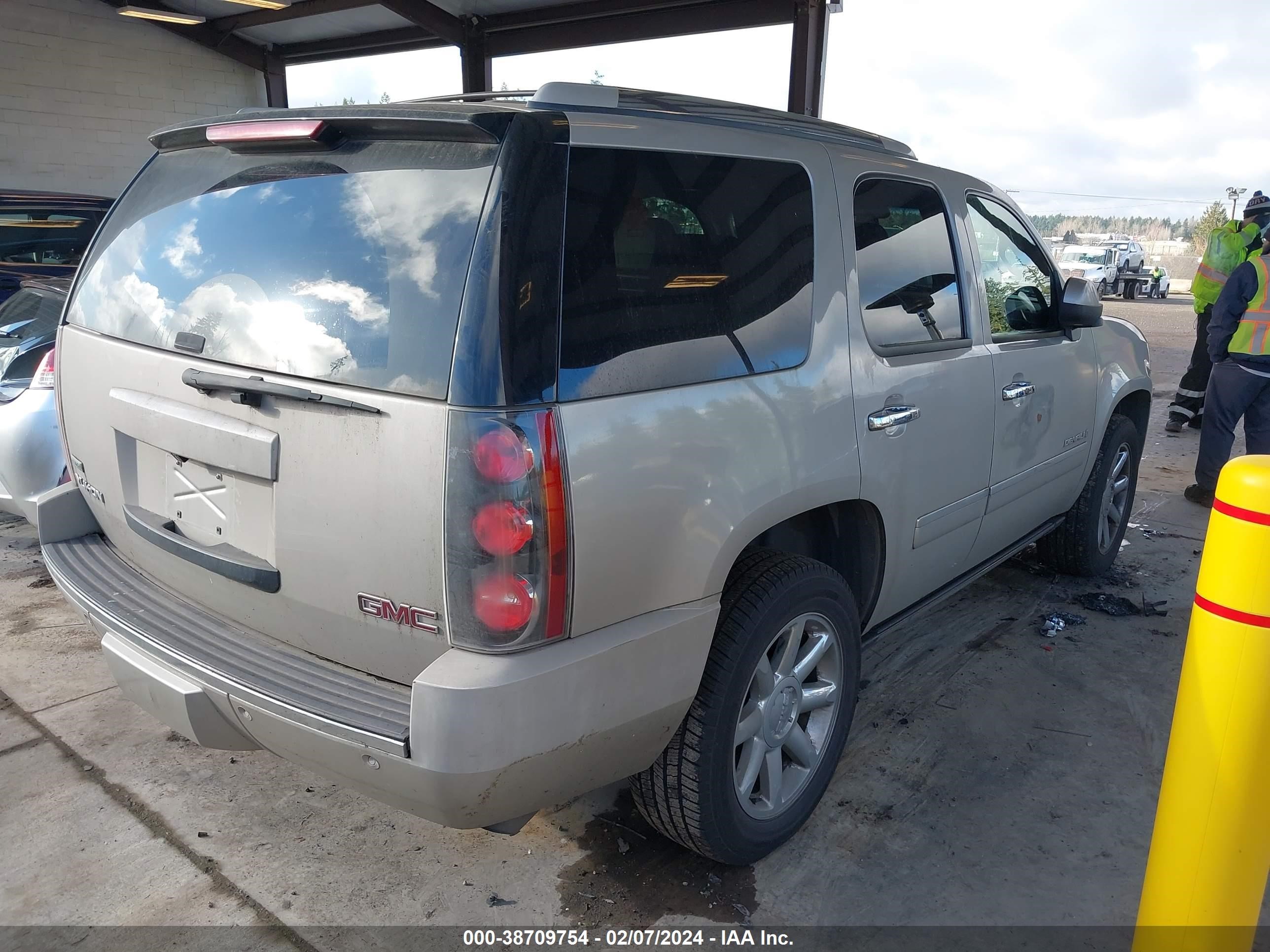 Photo 3 VIN: 1GKFK13279R133309 - GMC YUKON 