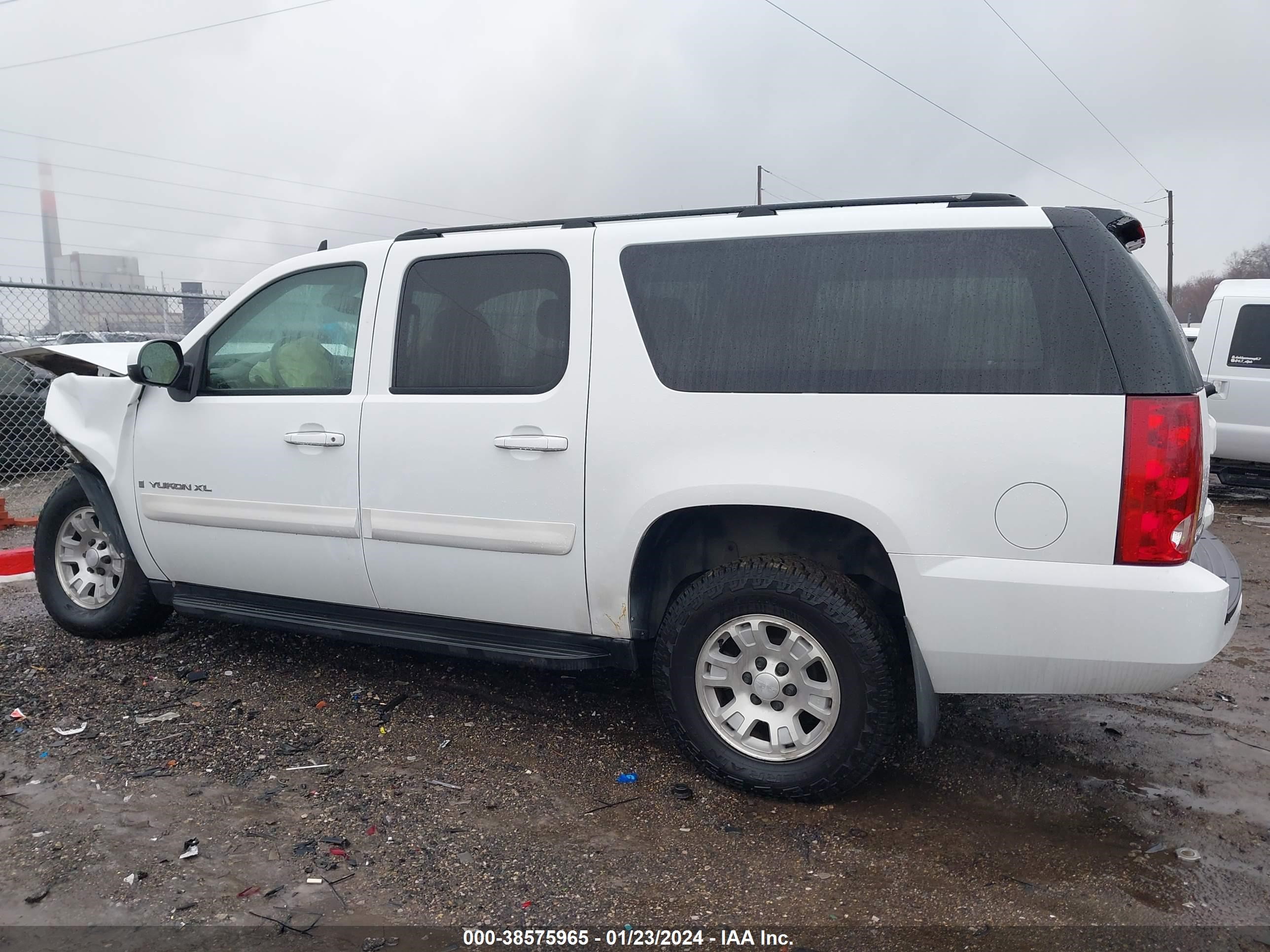 Photo 13 VIN: 1GKFK16327J238923 - GMC YUKON 