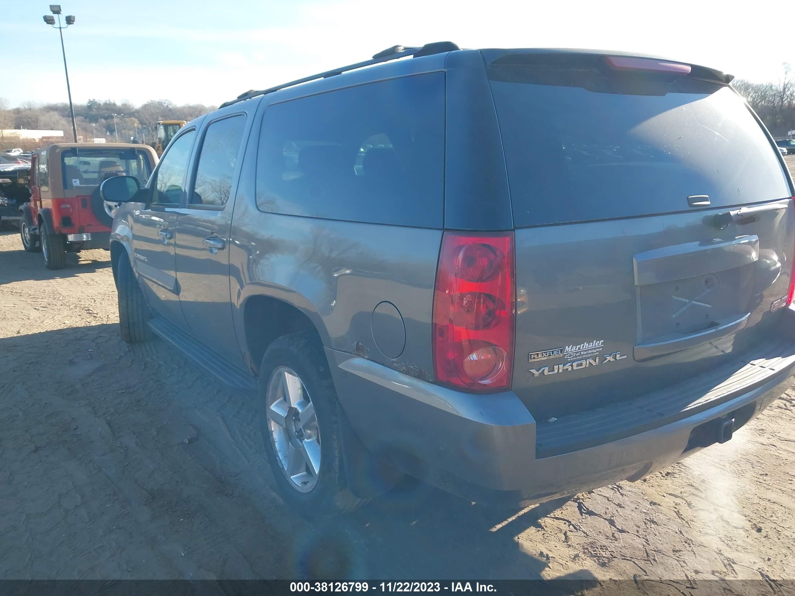 Photo 2 VIN: 1GKFK16357J252119 - GMC YUKON 