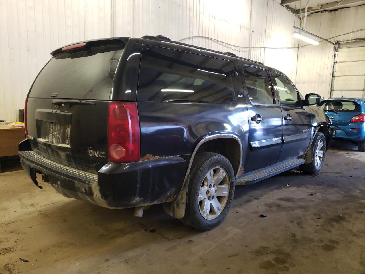 Photo 2 VIN: 1GKFK16397J267061 - GMC YUKON 