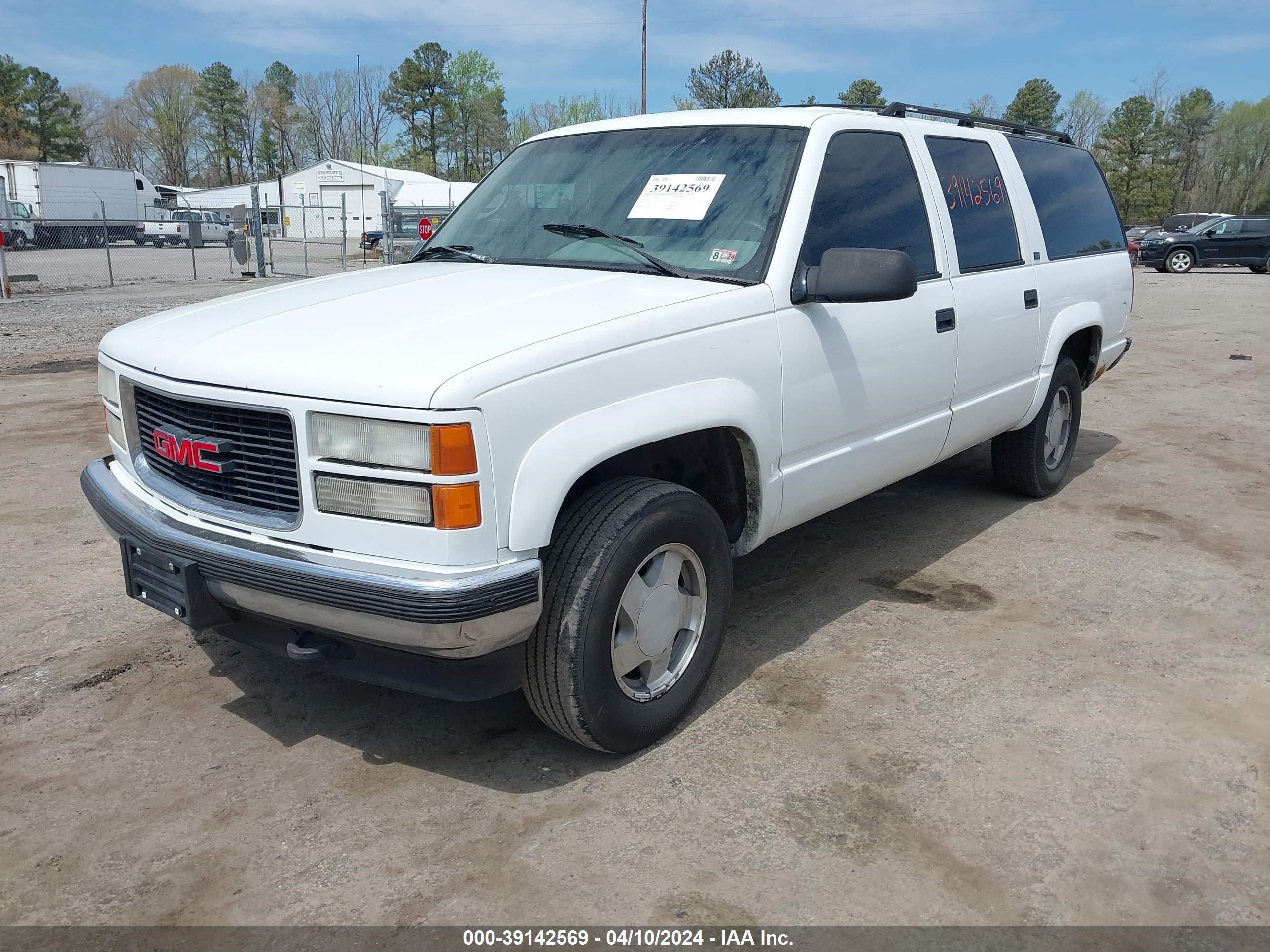 Photo 1 VIN: 1GKFK16K8SJ719033 - GMC SUBURBAN 