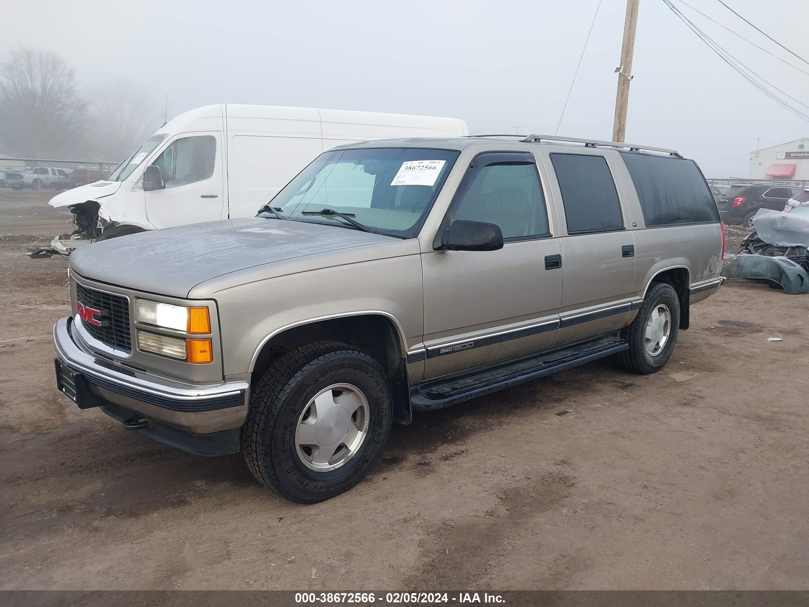 Photo 1 VIN: 1GKFK16R4XJ720524 - GMC SUBURBAN 