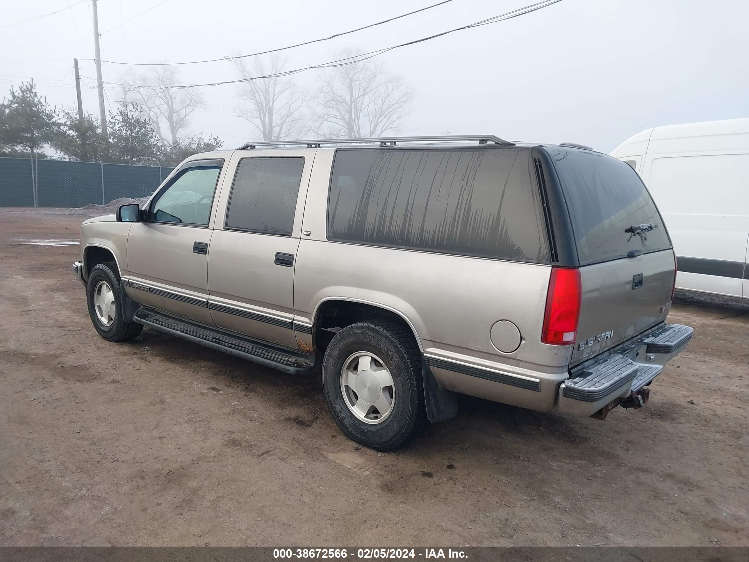 Photo 2 VIN: 1GKFK16R4XJ720524 - GMC SUBURBAN 