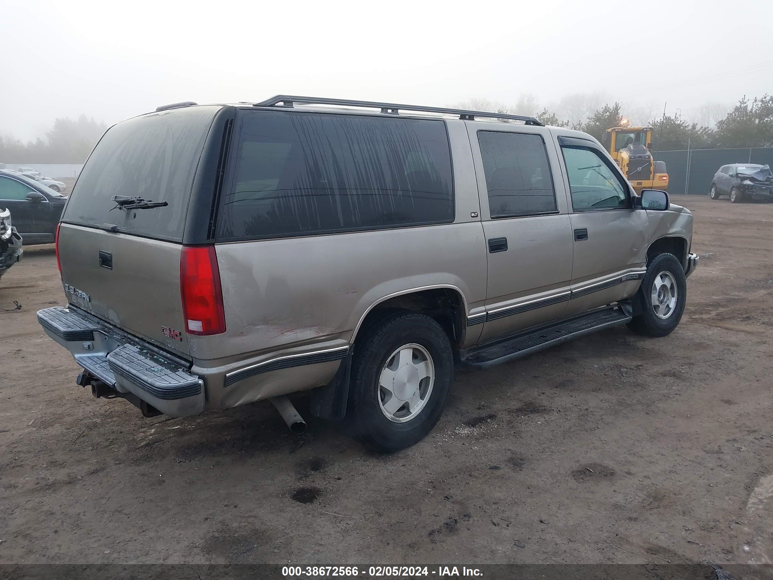 Photo 3 VIN: 1GKFK16R4XJ720524 - GMC SUBURBAN 