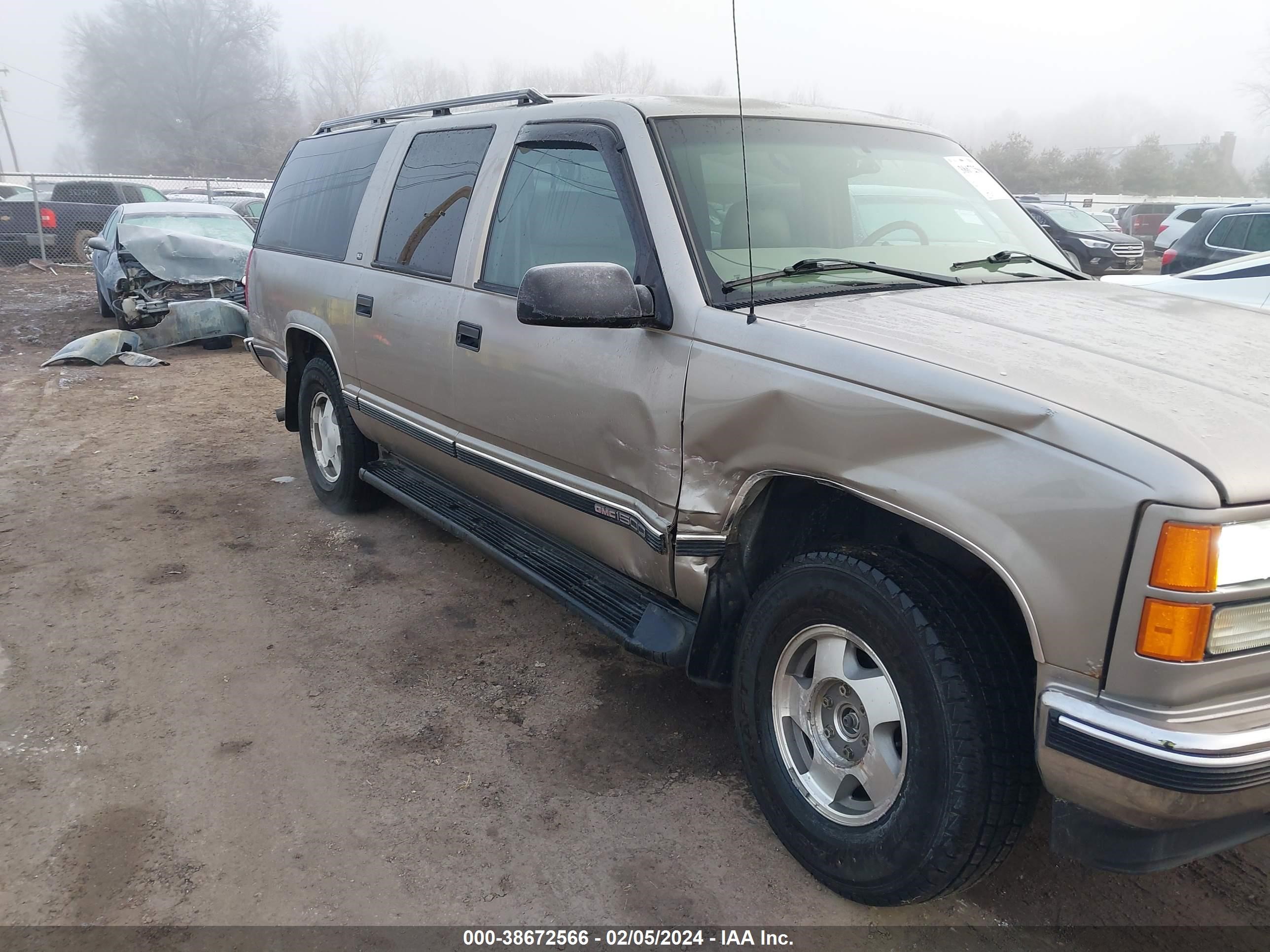 Photo 5 VIN: 1GKFK16R4XJ720524 - GMC SUBURBAN 