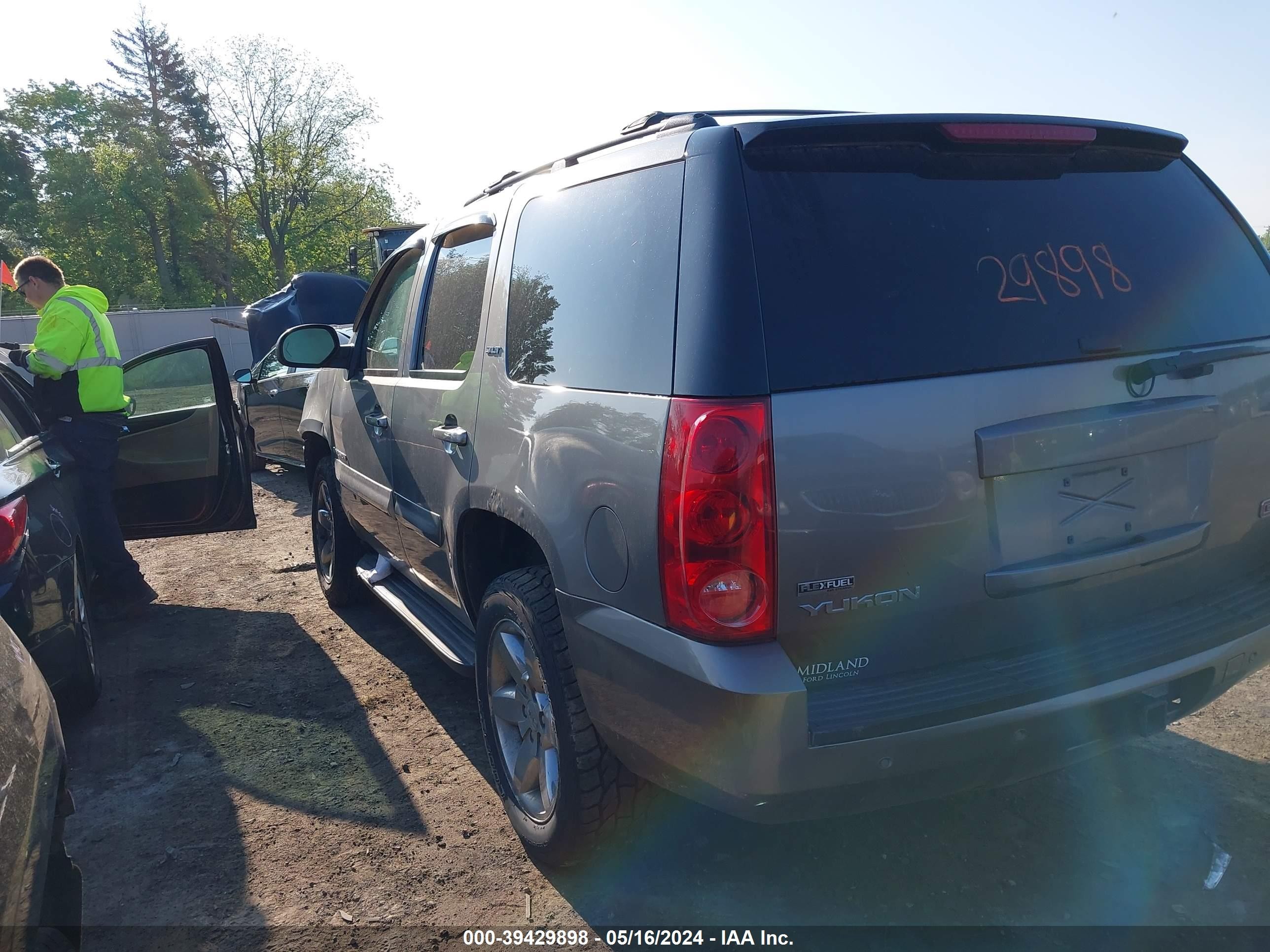 Photo 2 VIN: 1GKFK33059R212665 - GMC YUKON 