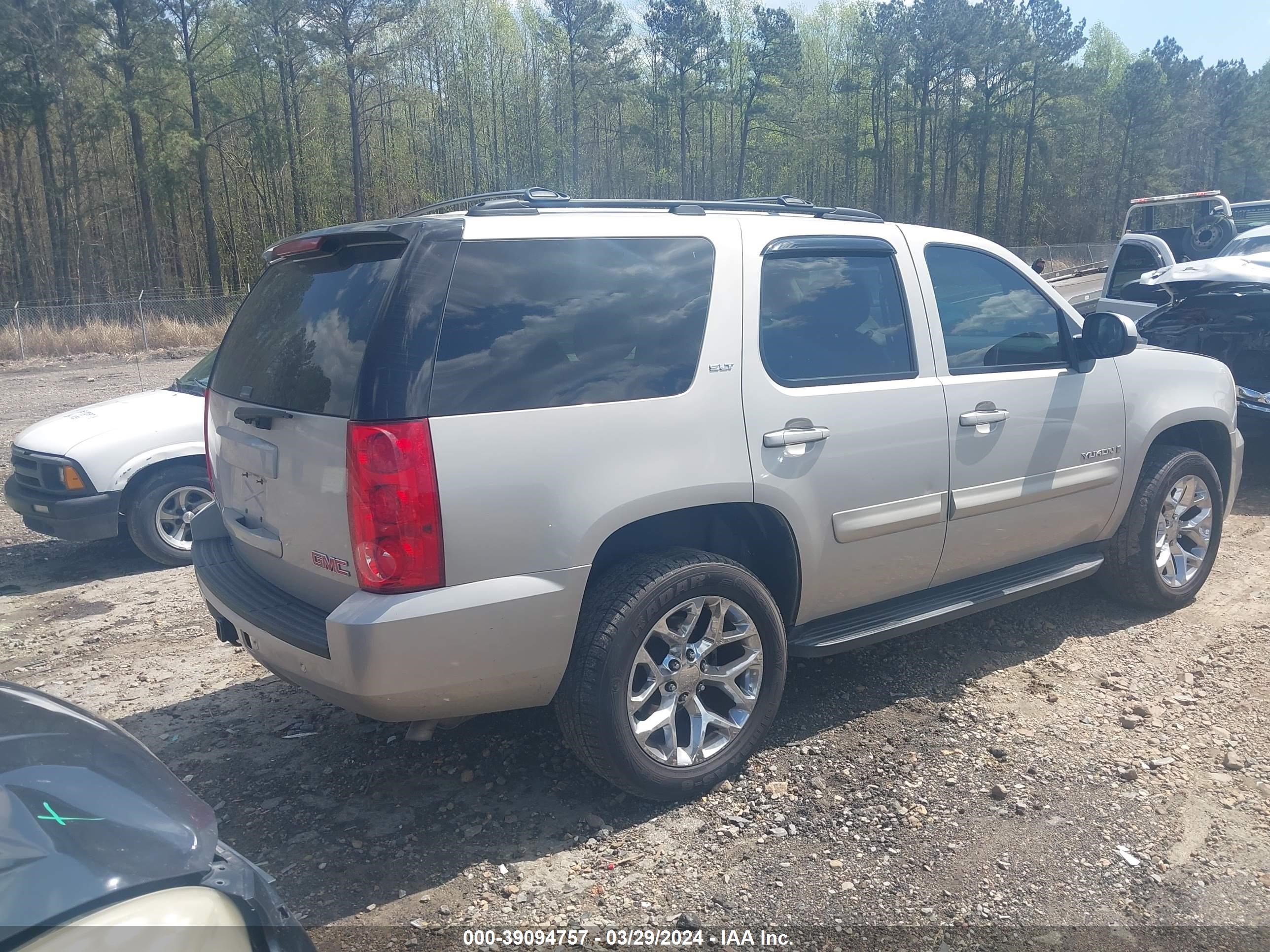 Photo 3 VIN: 1GKFK33059R232589 - GMC YUKON 