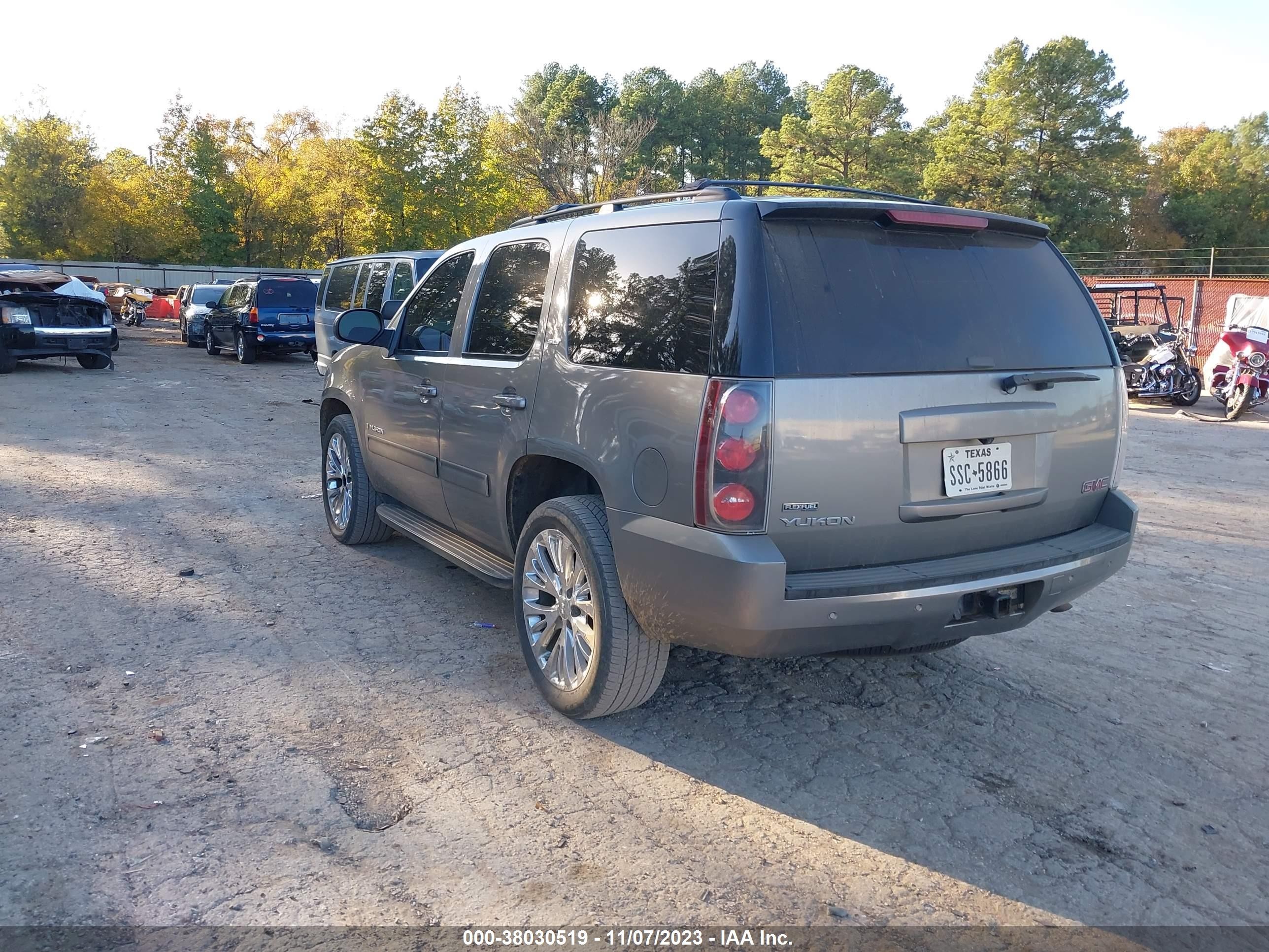 Photo 2 VIN: 1GKFK330X9R281870 - GMC YUKON 