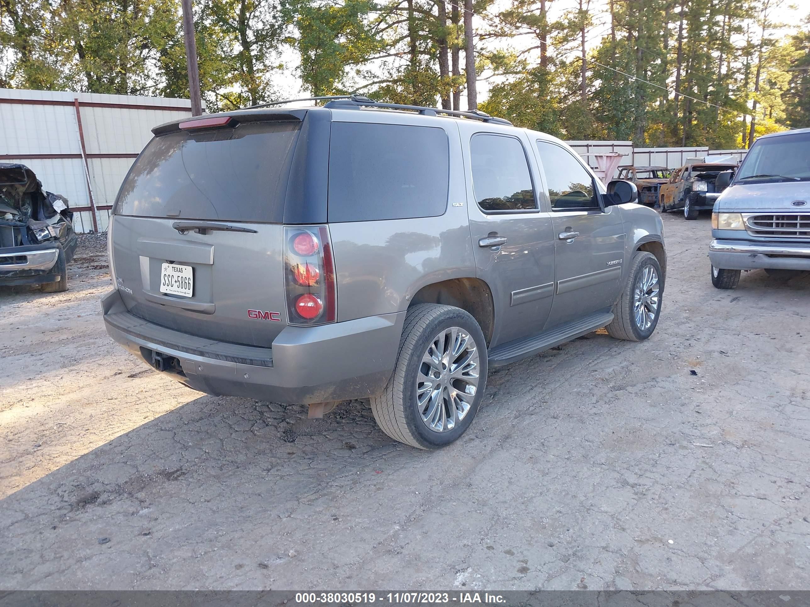 Photo 3 VIN: 1GKFK330X9R281870 - GMC YUKON 