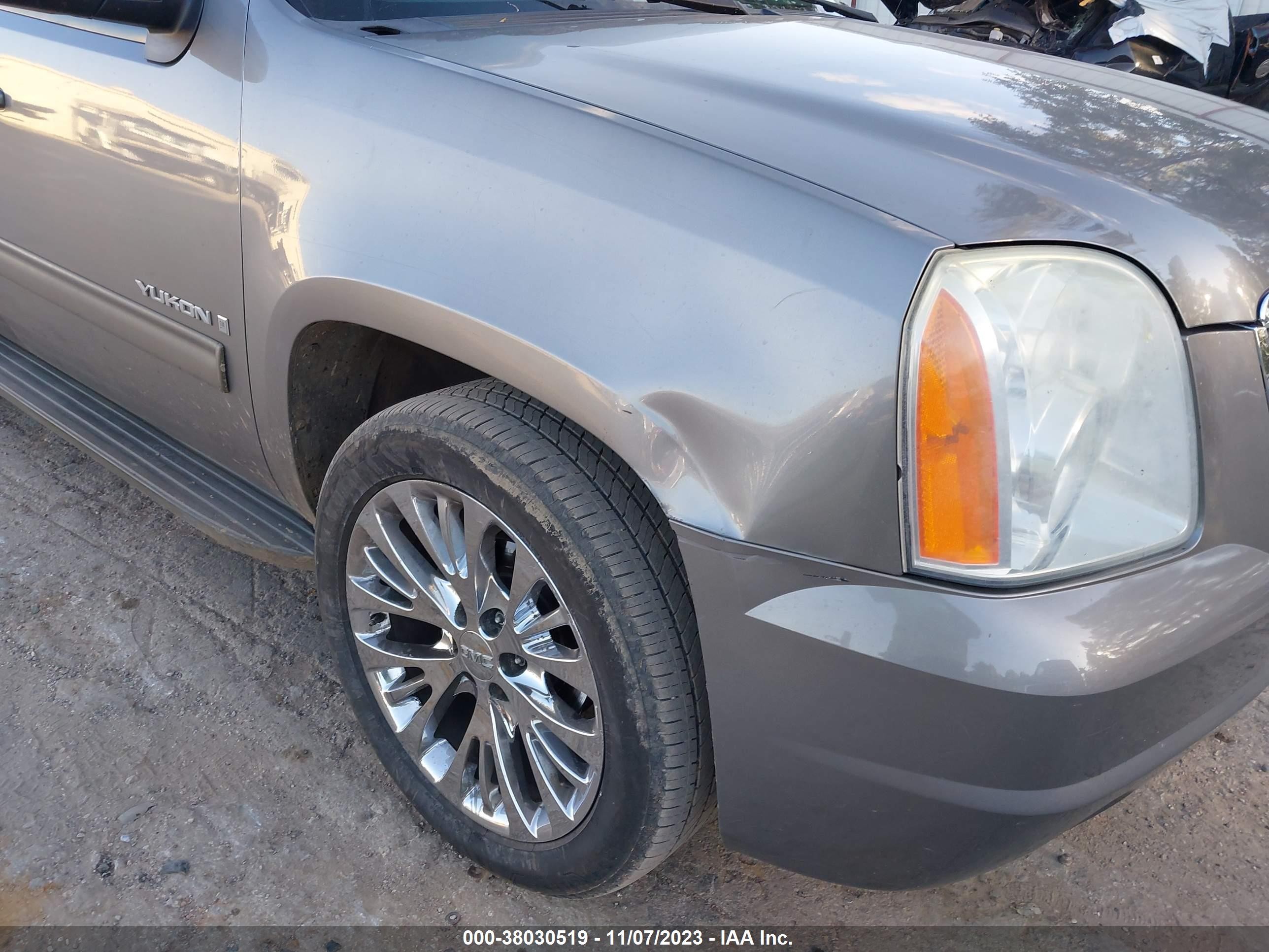 Photo 5 VIN: 1GKFK330X9R281870 - GMC YUKON 