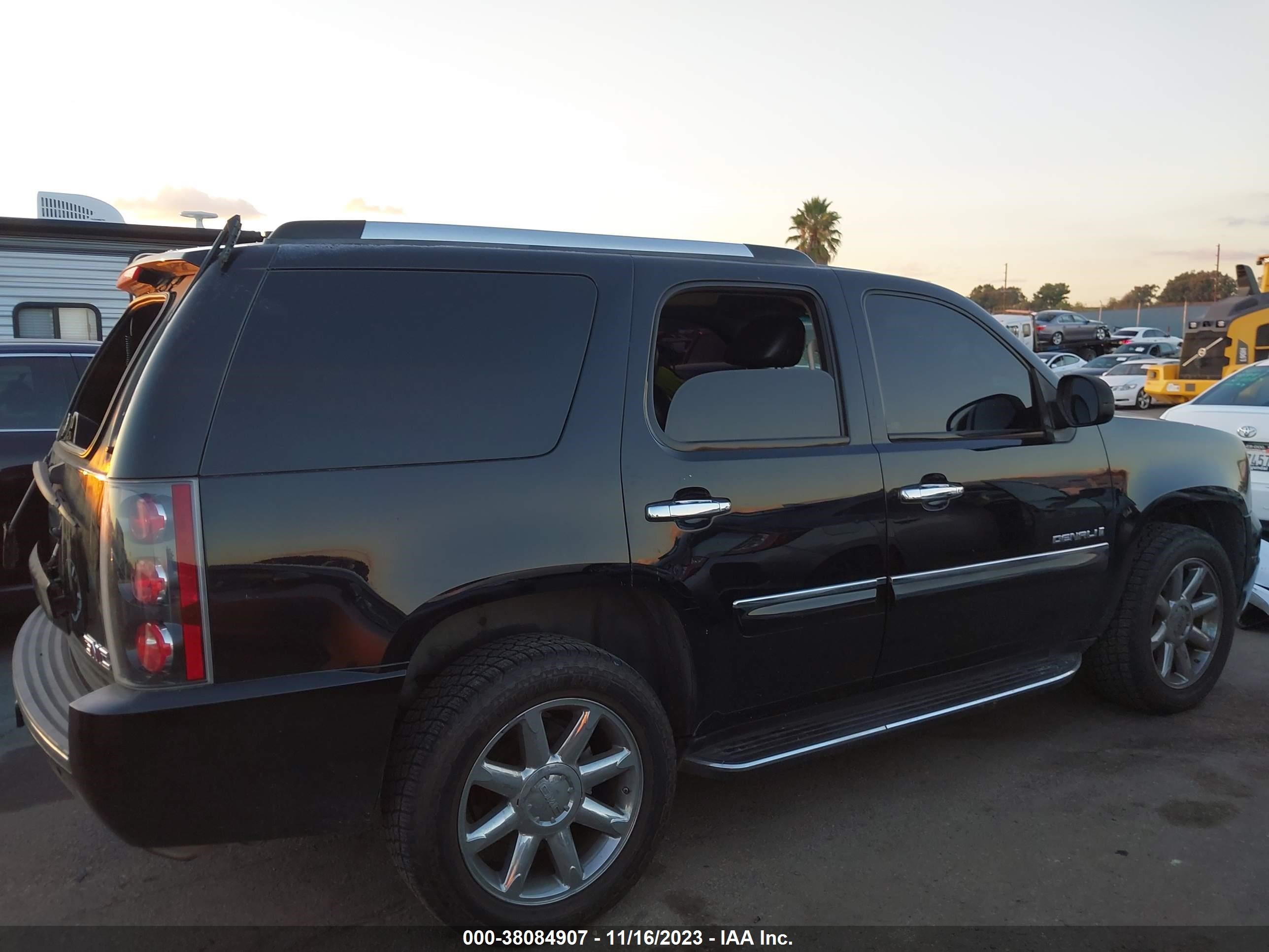 Photo 12 VIN: 1GKFK63807J169954 - GMC YUKON 