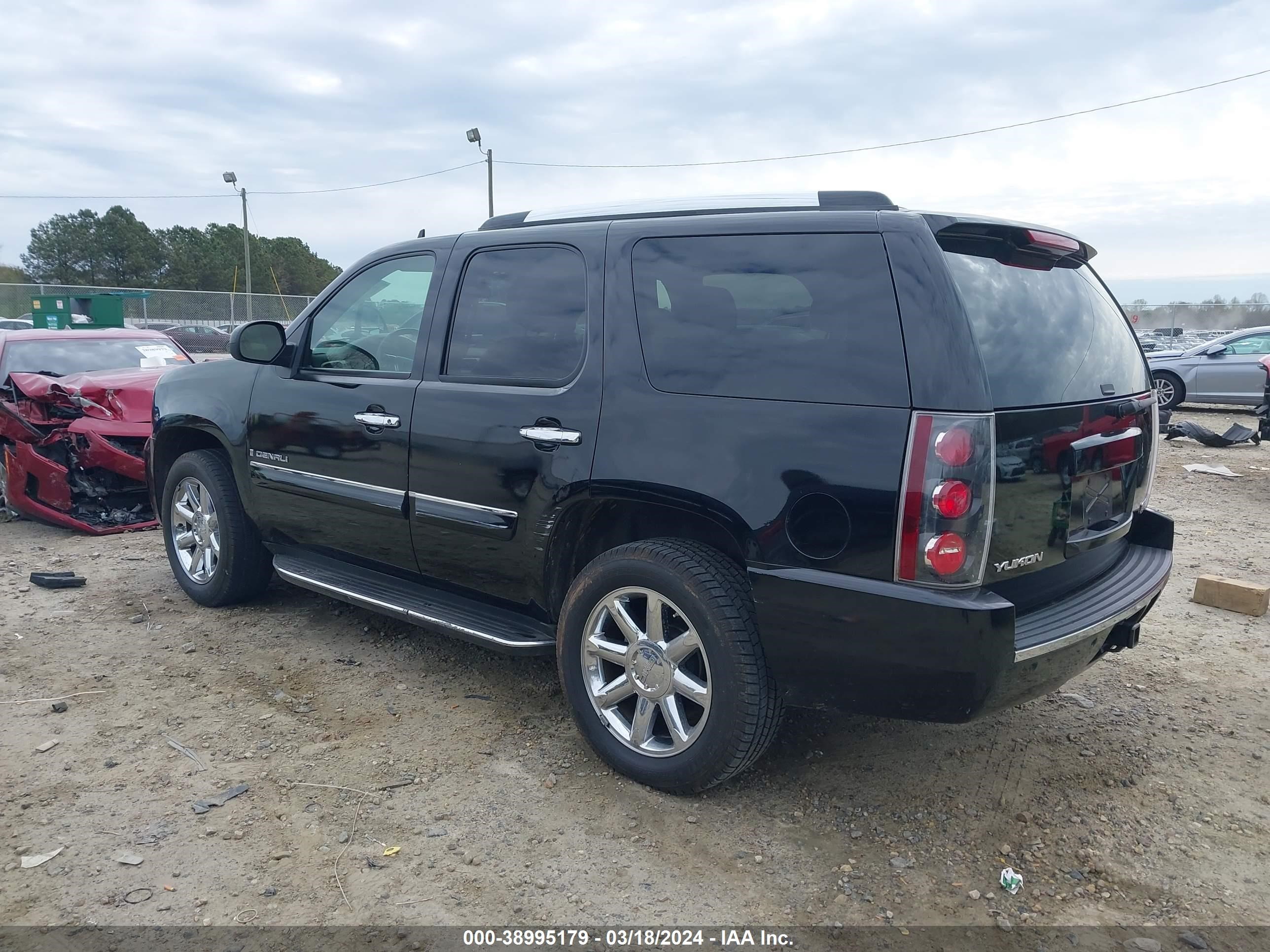 Photo 2 VIN: 1GKFK63807J202211 - GMC YUKON 