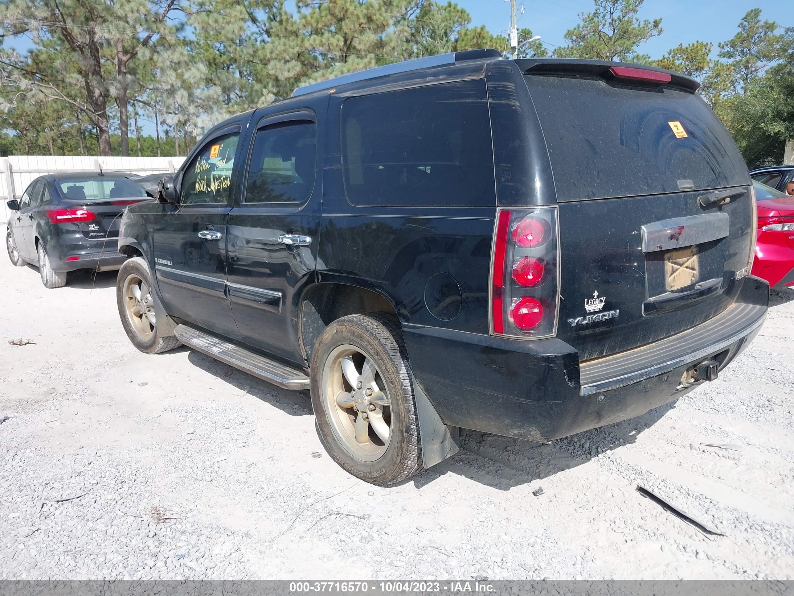 Photo 2 VIN: 1GKFK63817J371041 - GMC YUKON 