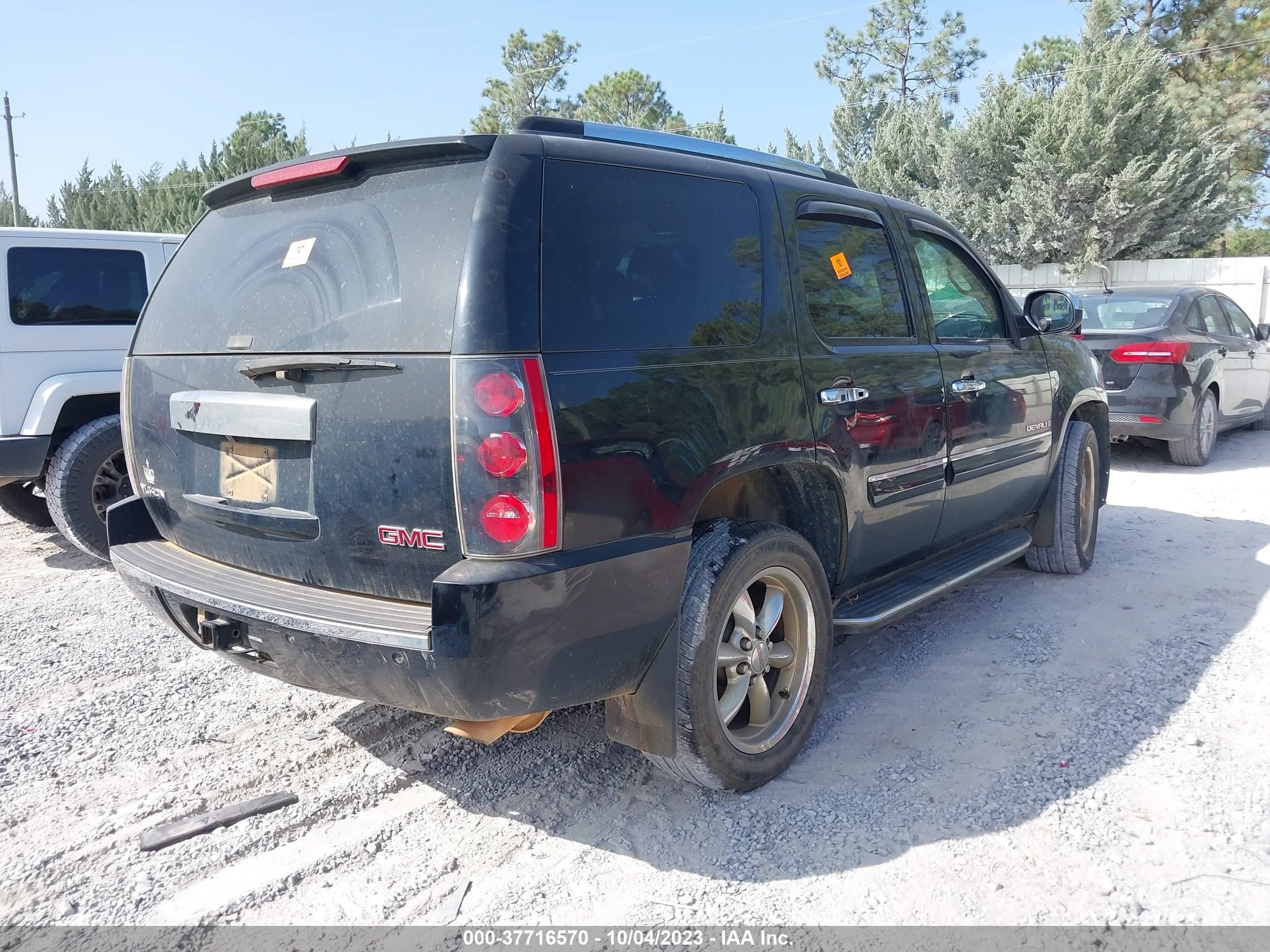 Photo 3 VIN: 1GKFK63817J371041 - GMC YUKON 