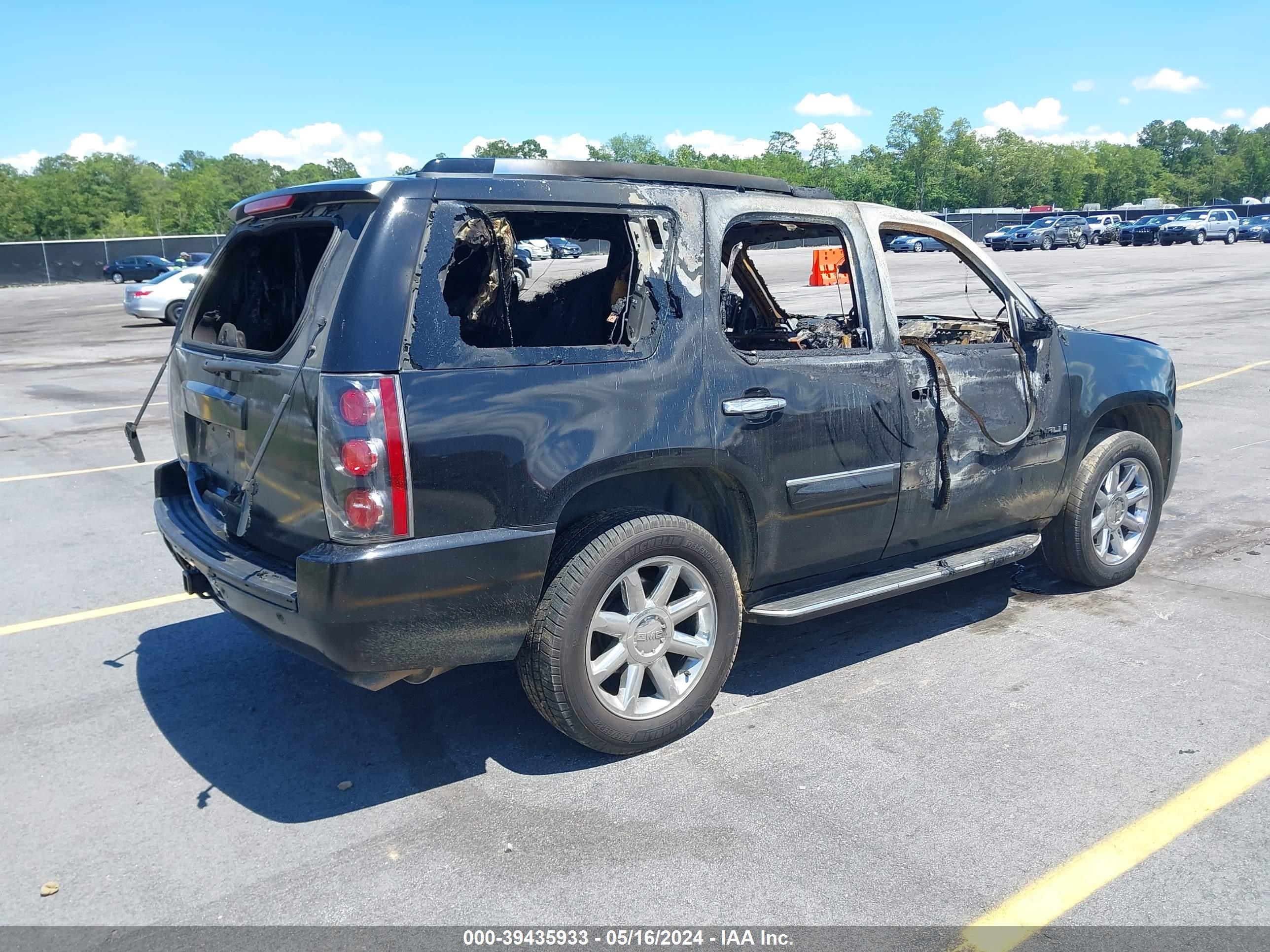 Photo 3 VIN: 1GKFK63817J395419 - GMC YUKON 